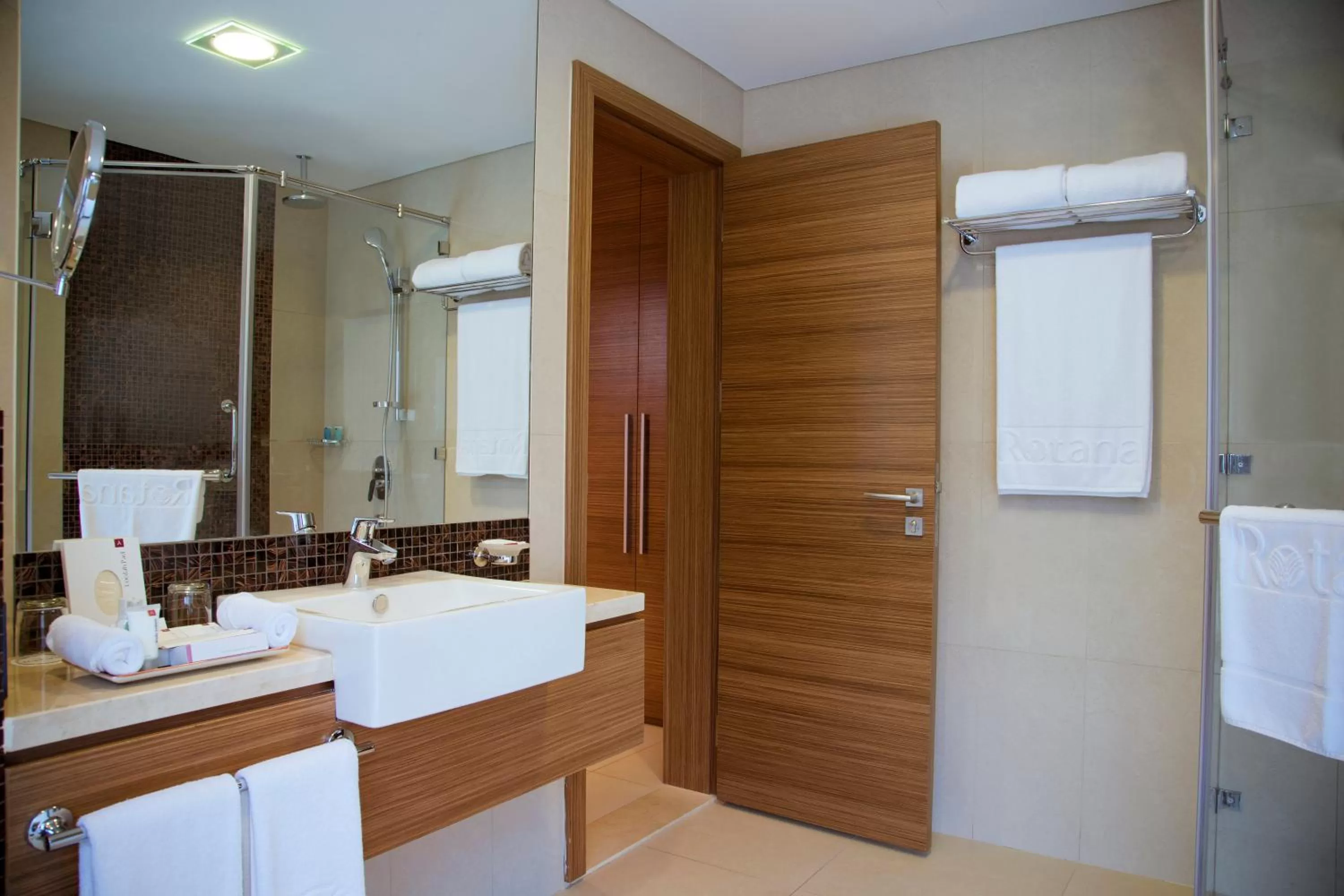 Bathroom, Bed in Majestic Arjaan by Rotana – Manama