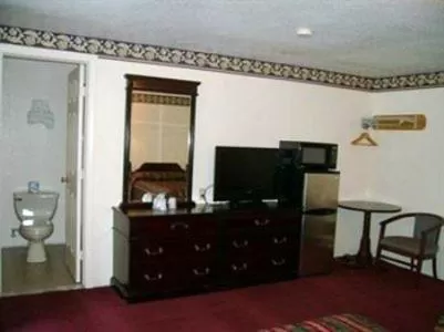TV and multimedia, TV/Entertainment Center in Passport Inn & Suites Chaplin