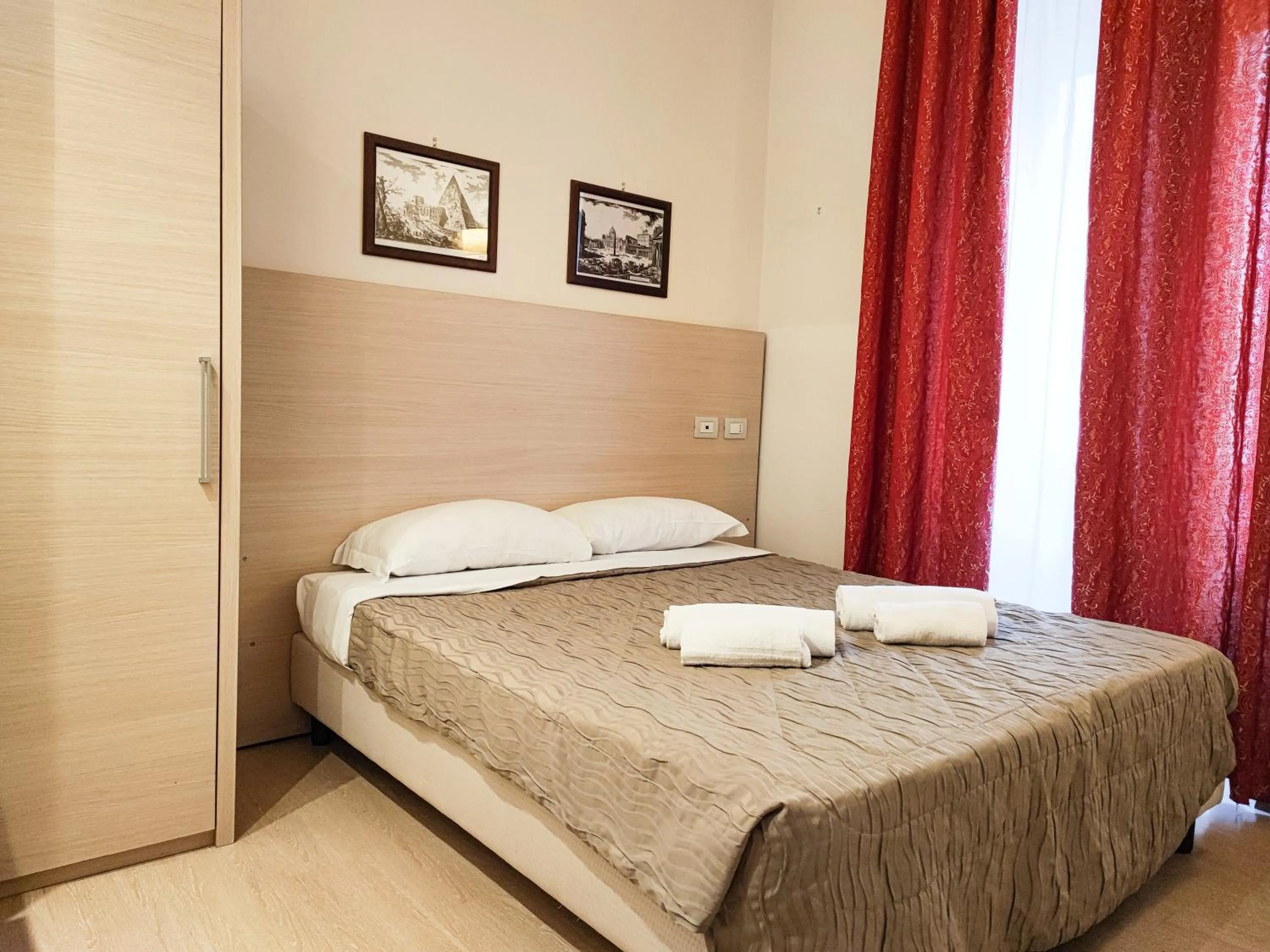 Photo of the whole room, Bed in Booking House Rome