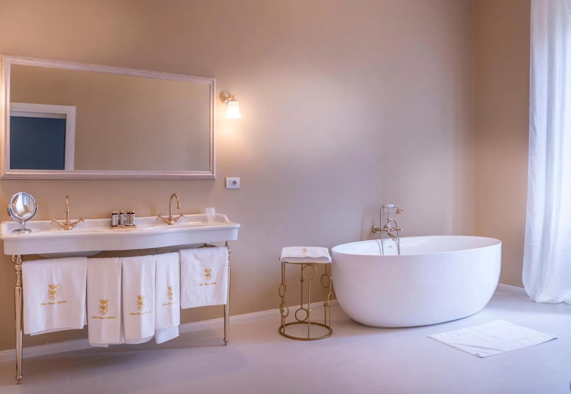 Bathroom in Palazzo Cavagna Sangiuliani