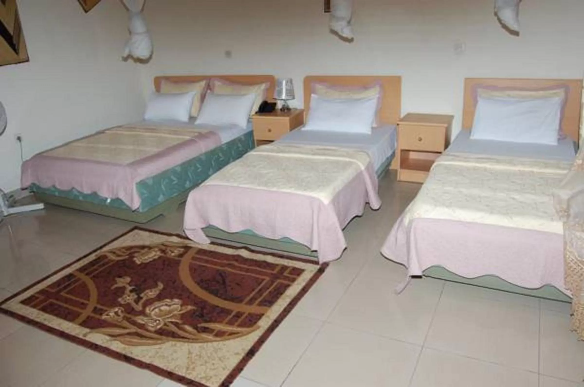 Photo of the whole room, Bed in Step Town