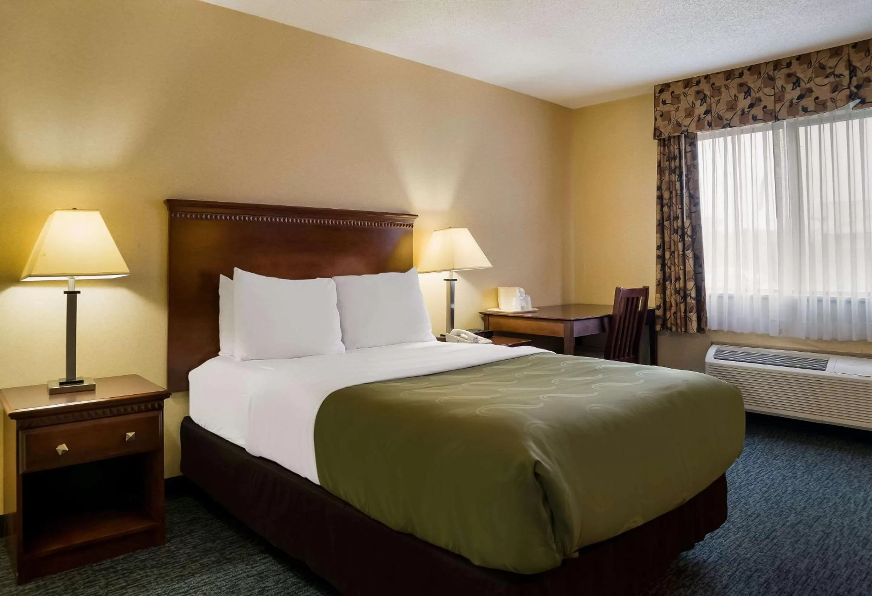 Bedroom, Bed in Quality Inn Grand Blanc - Flint South