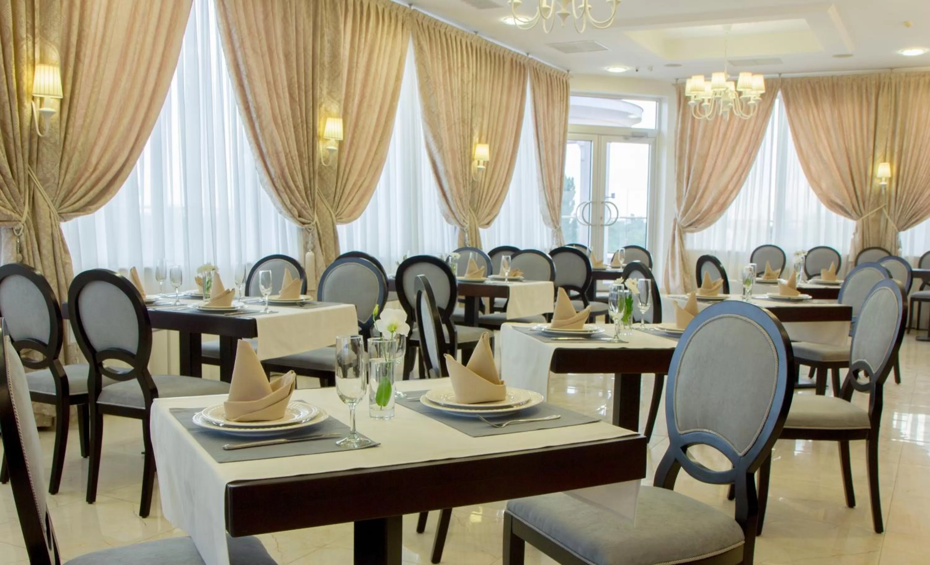 Restaurant/places to eat in Alarus Luxe Hotel