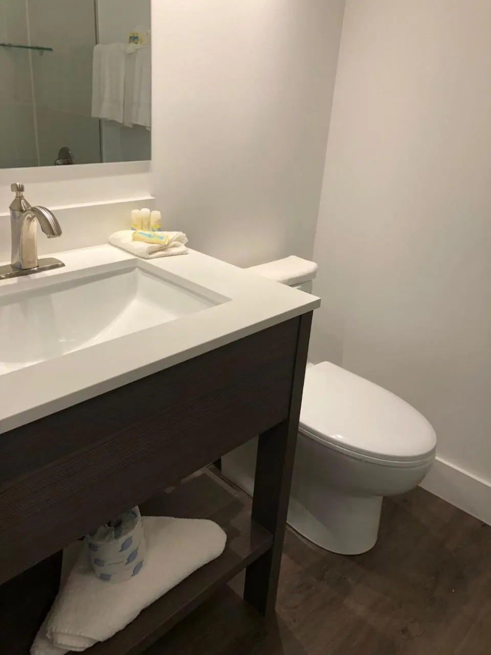 Toilet in Spinnaker Inn of Naples