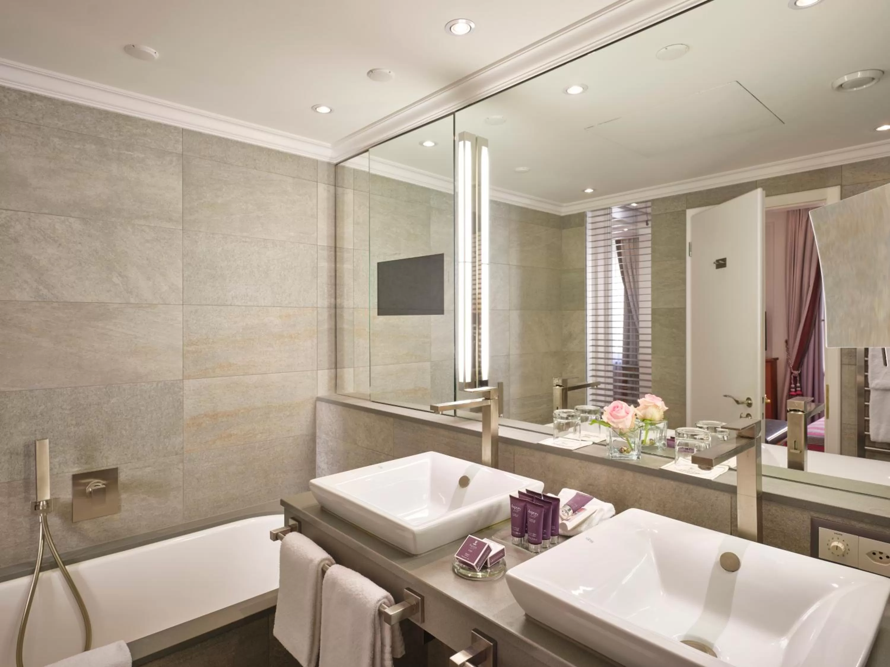 Bathroom in Hotel Schweizerhof Zürich