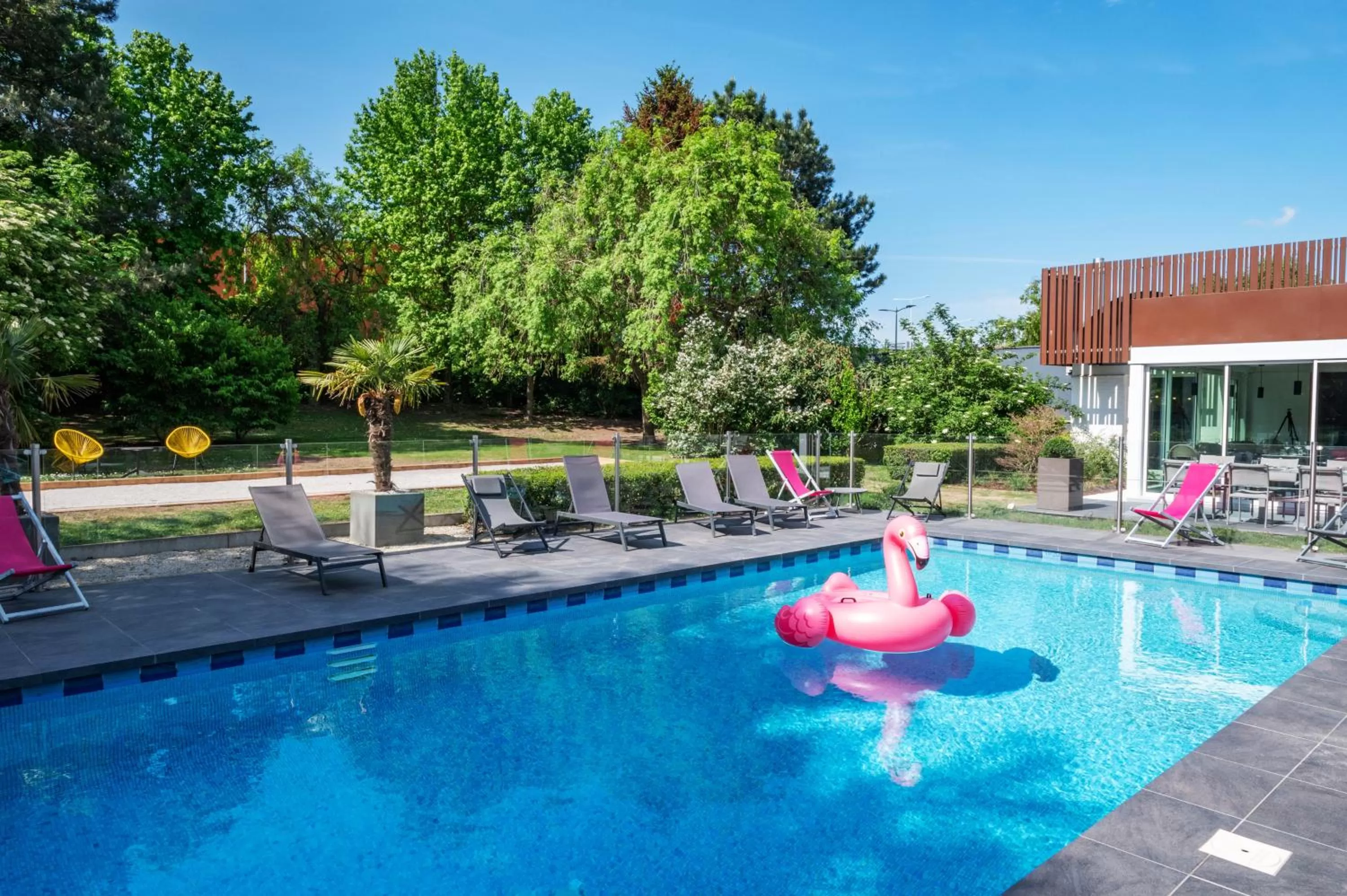 Swimming pool in Novotel Lens Noyelles