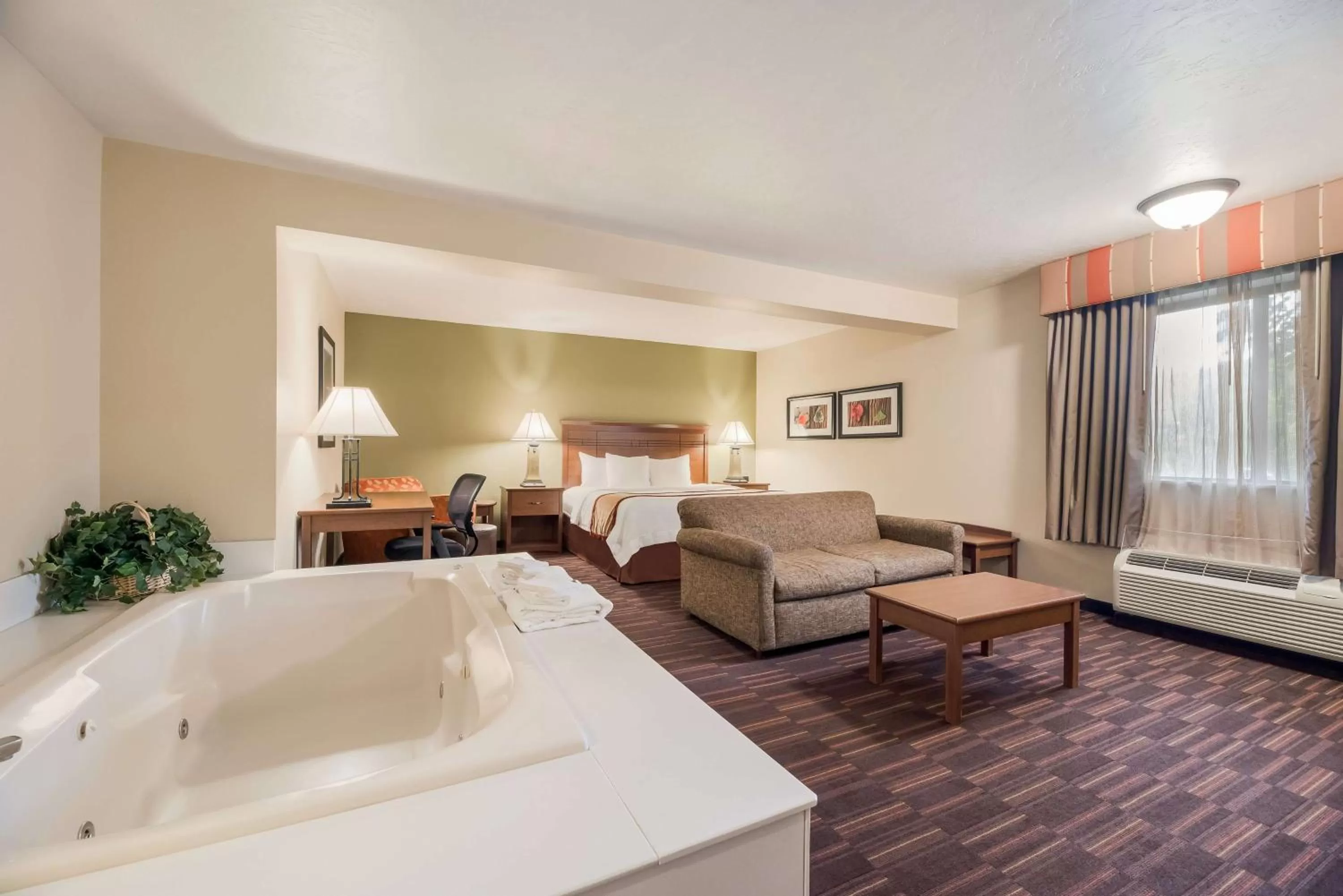 King Suite with Whirlpool - Non-Smoking in Best Western Town and Country Inn