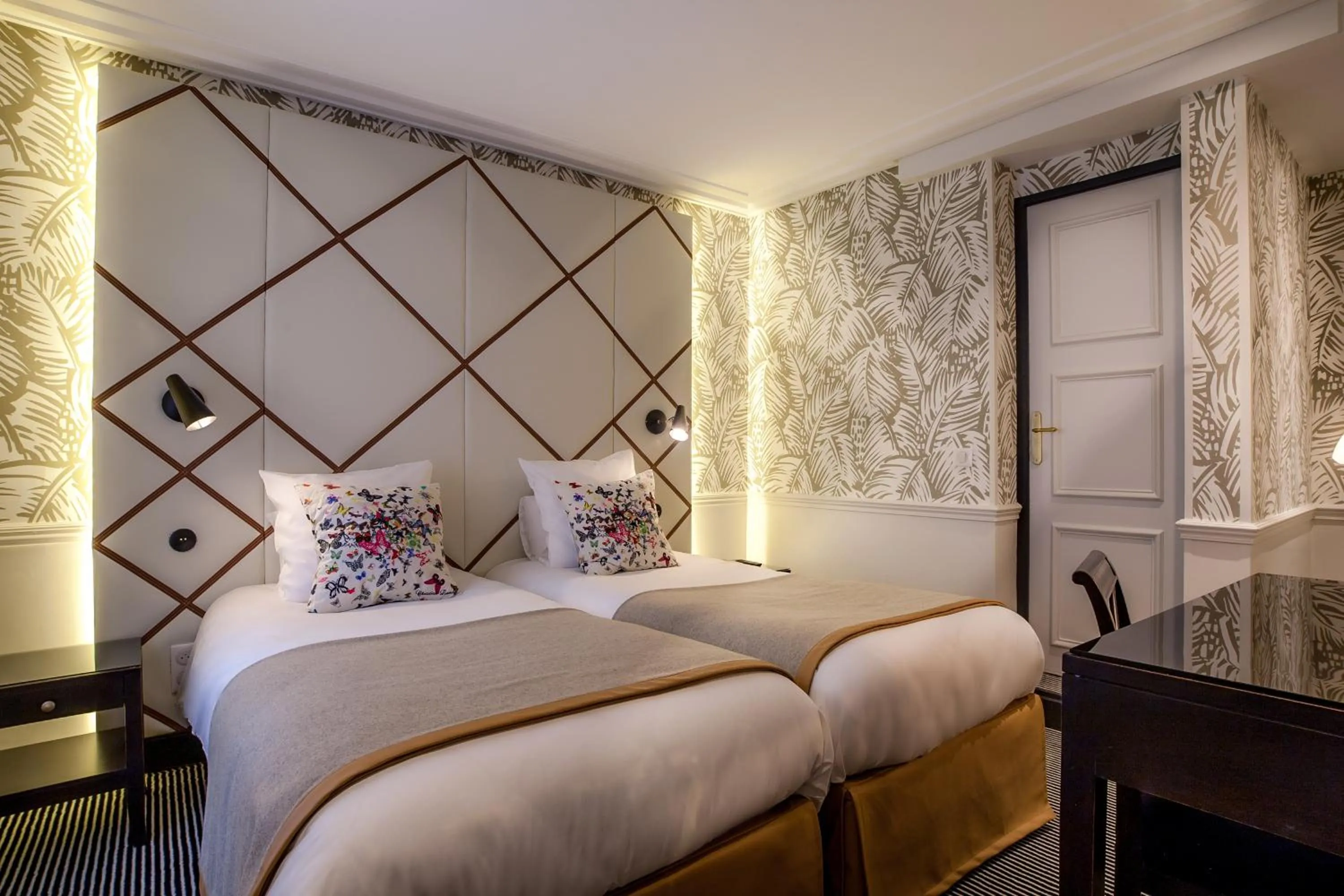 Bed in Hôtel Jardin Le Bréa