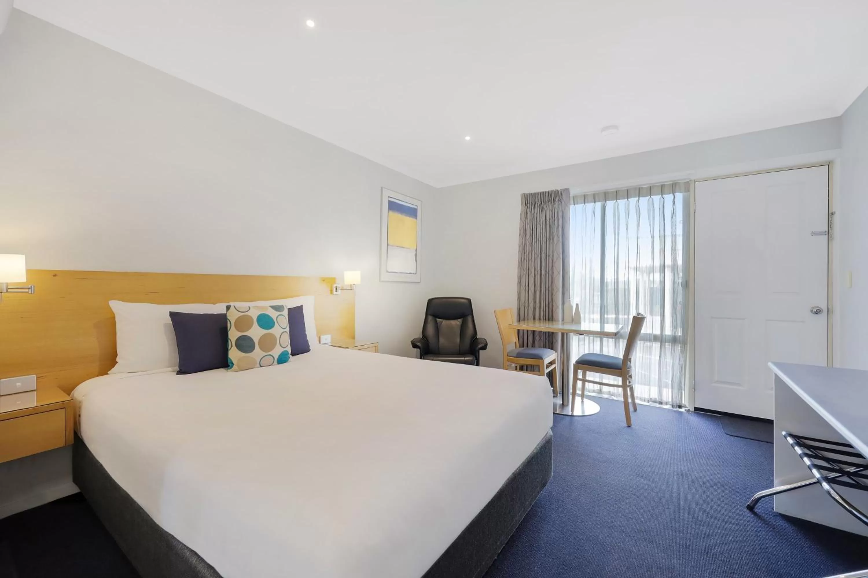 Photo of the whole room, Bed in Hamilton Townhouse Motel