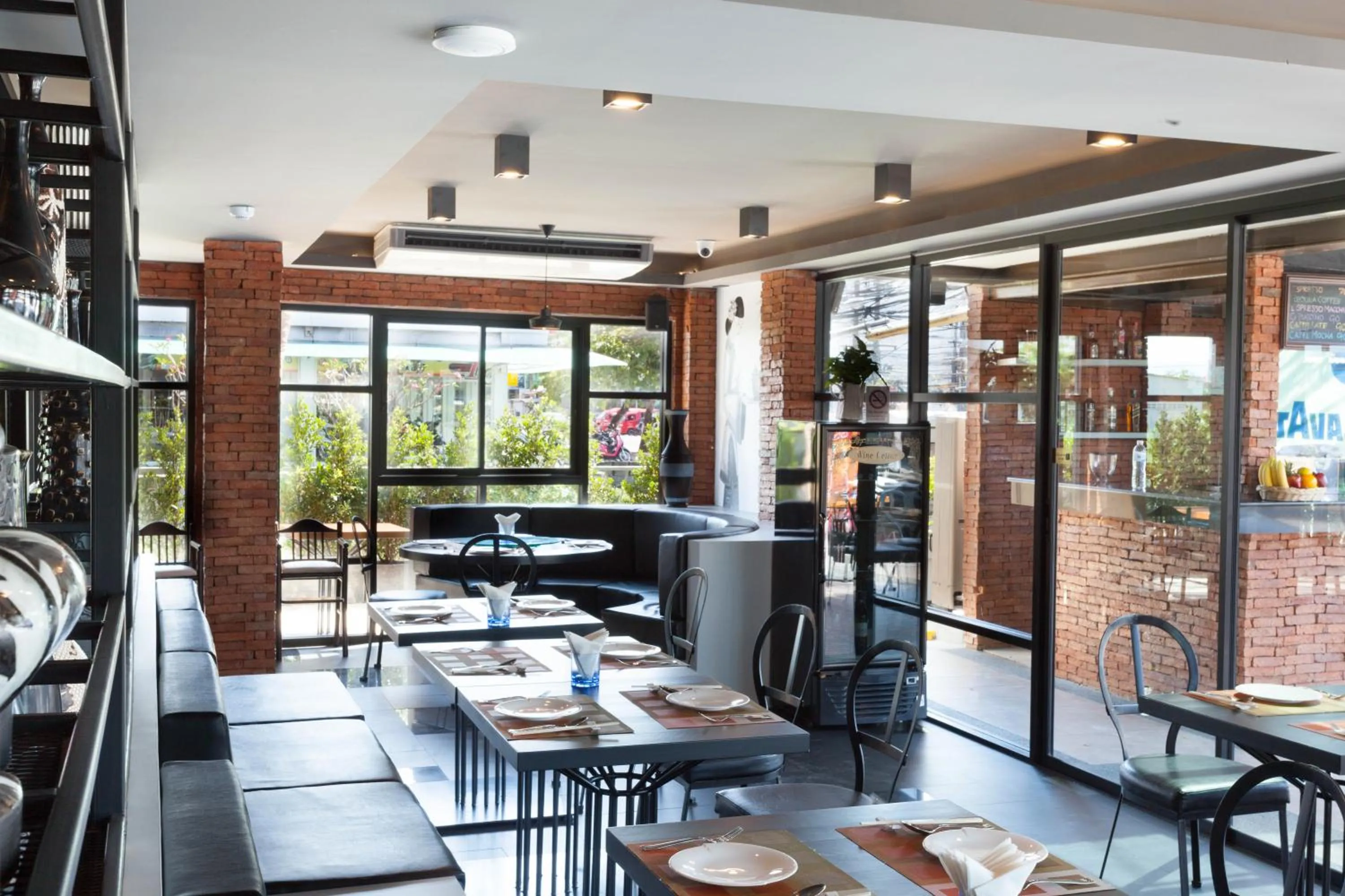 Restaurant/places to eat in Mazi Design Hotel by Kalima