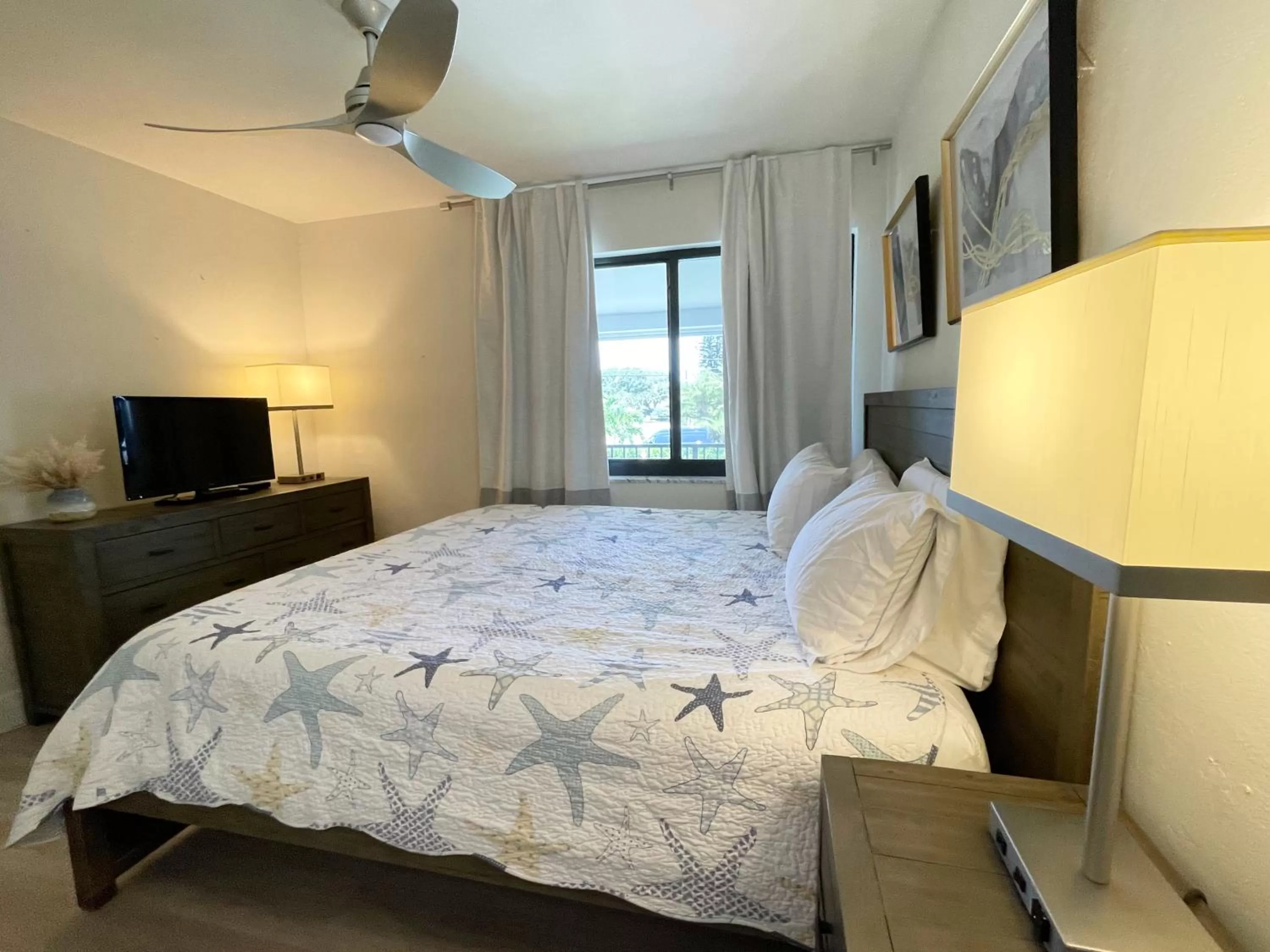 Bed in Tropic Isle Beach Resort