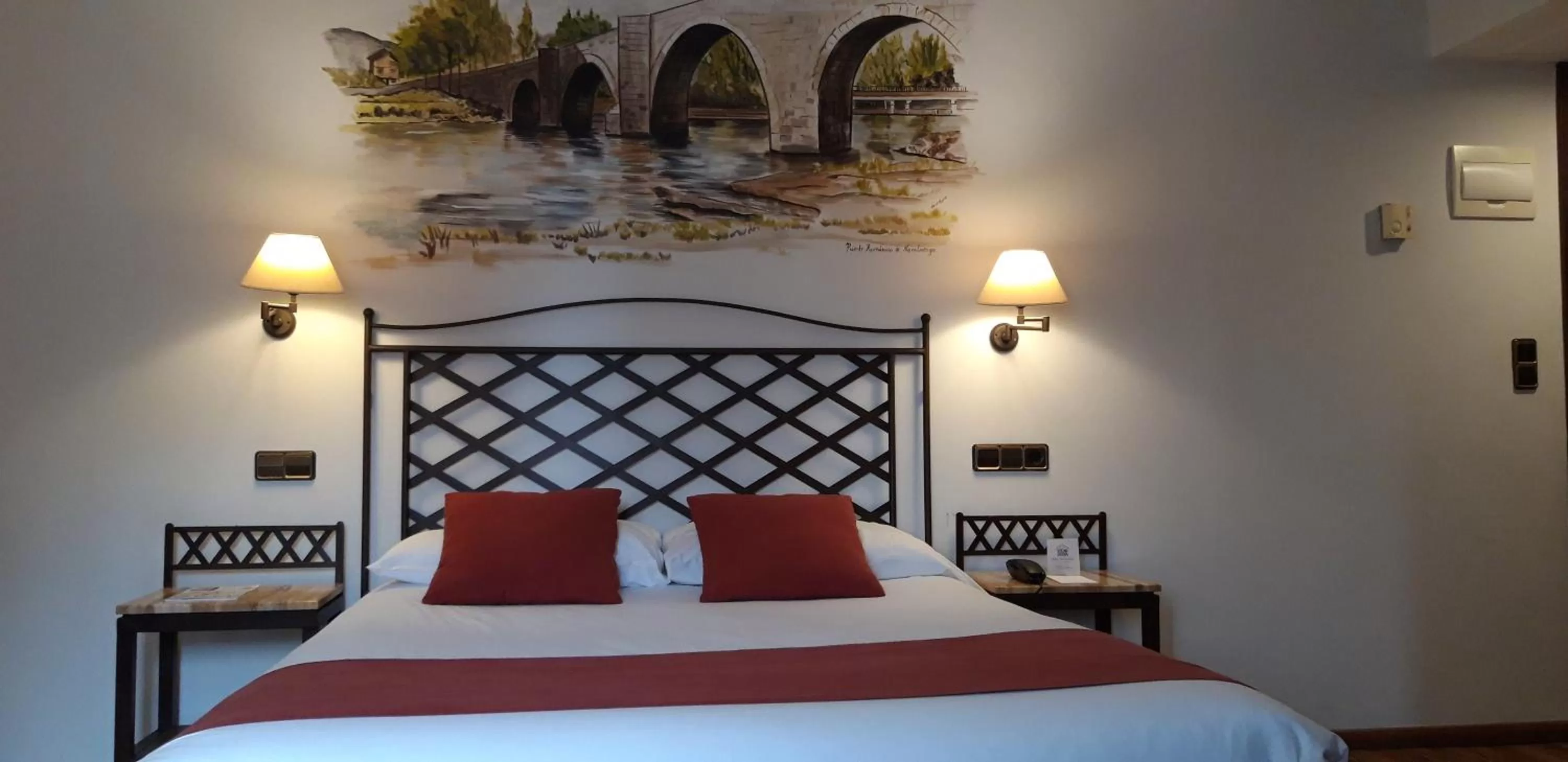 Queen Room with Cathedral View in Palacio Valderrabanos