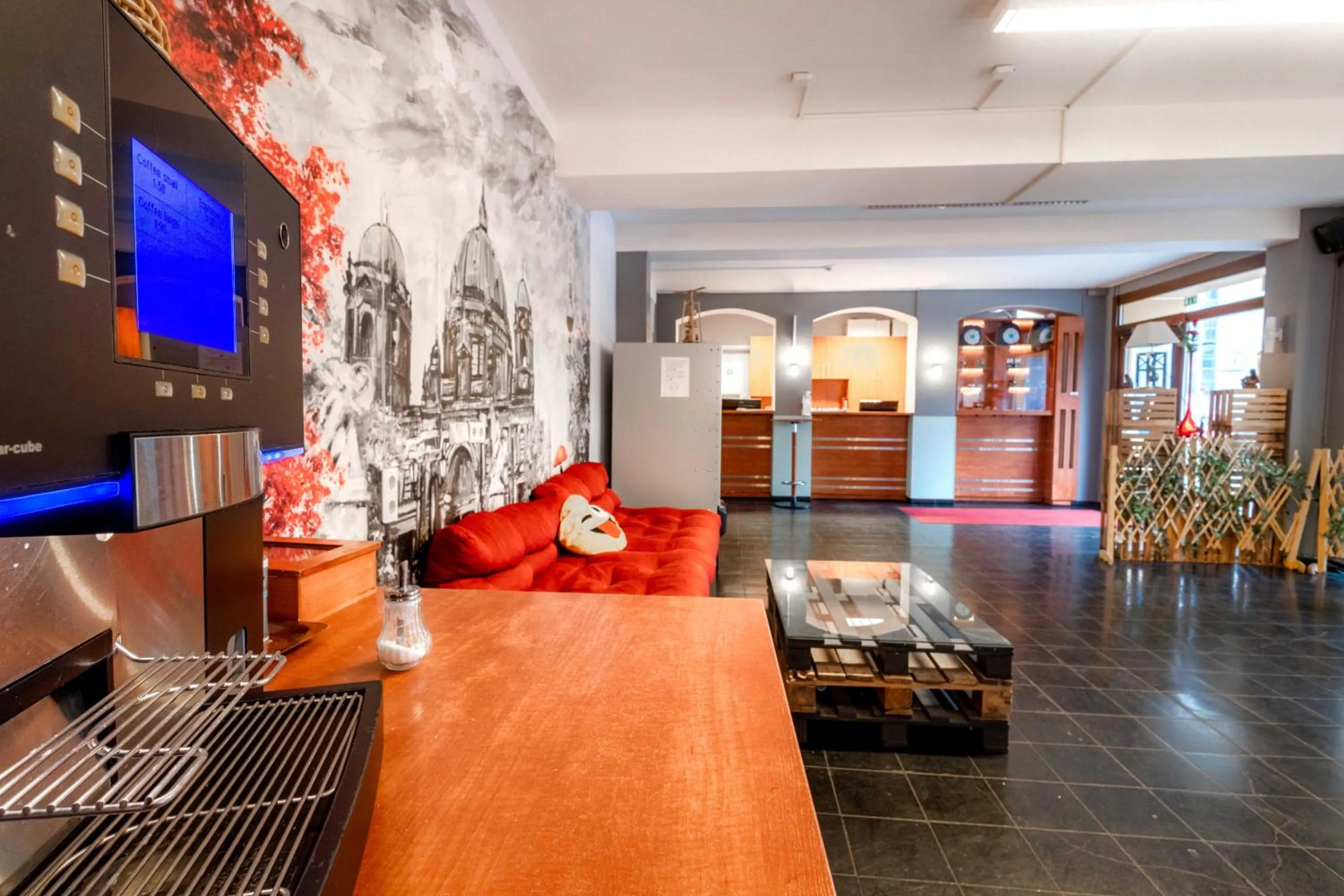 Communal lounge/ TV room in Pegasus Hostel Berlin