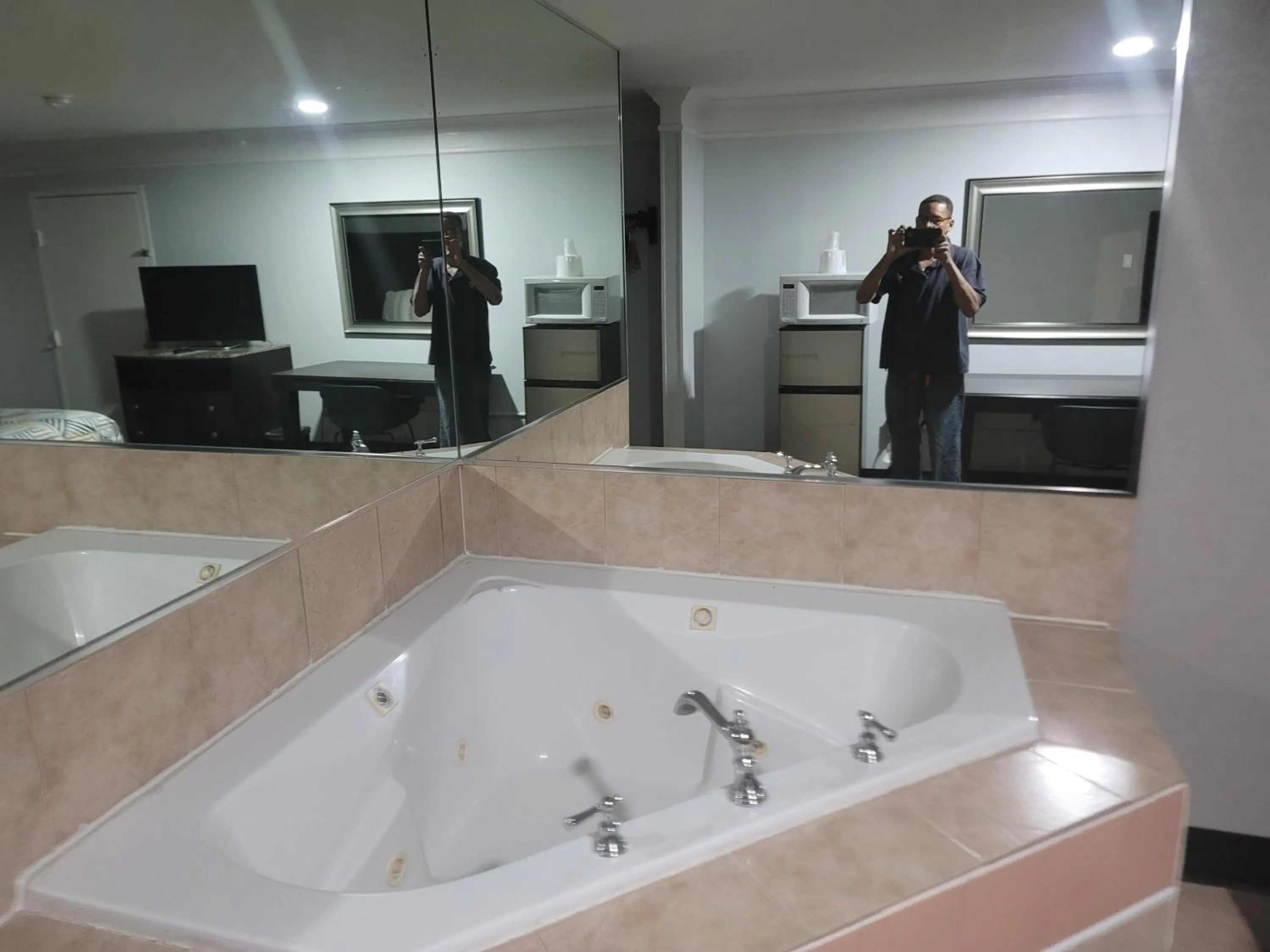 Property building in Studio 6 Suites Hinesville, GA