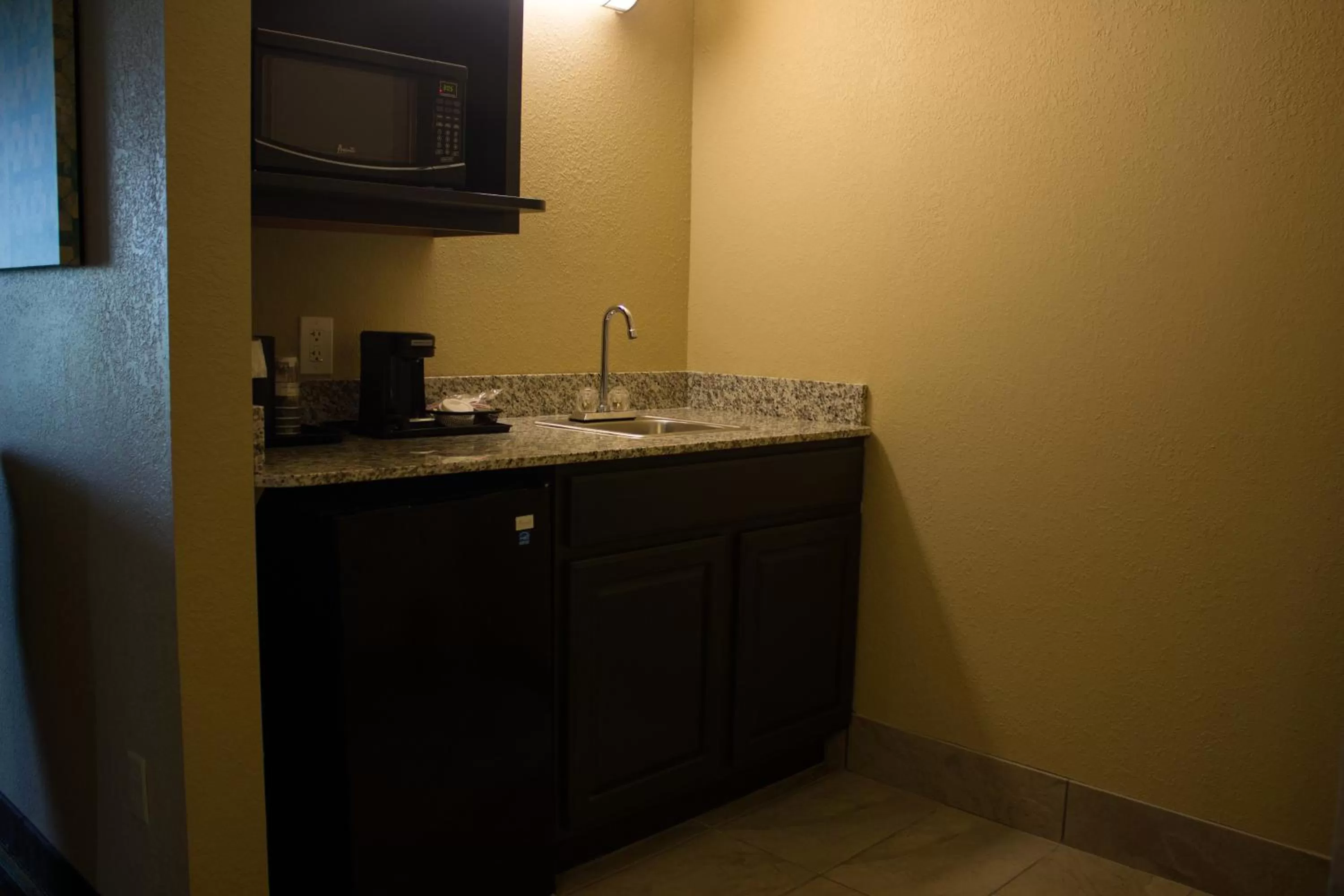 Kitchen or kitchenette in BEST WESTERN Plus Menomonie Inn & Suites