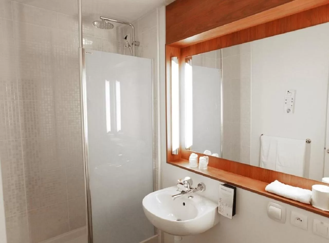 Shower in Campanile Deauville Saint-Arnoult