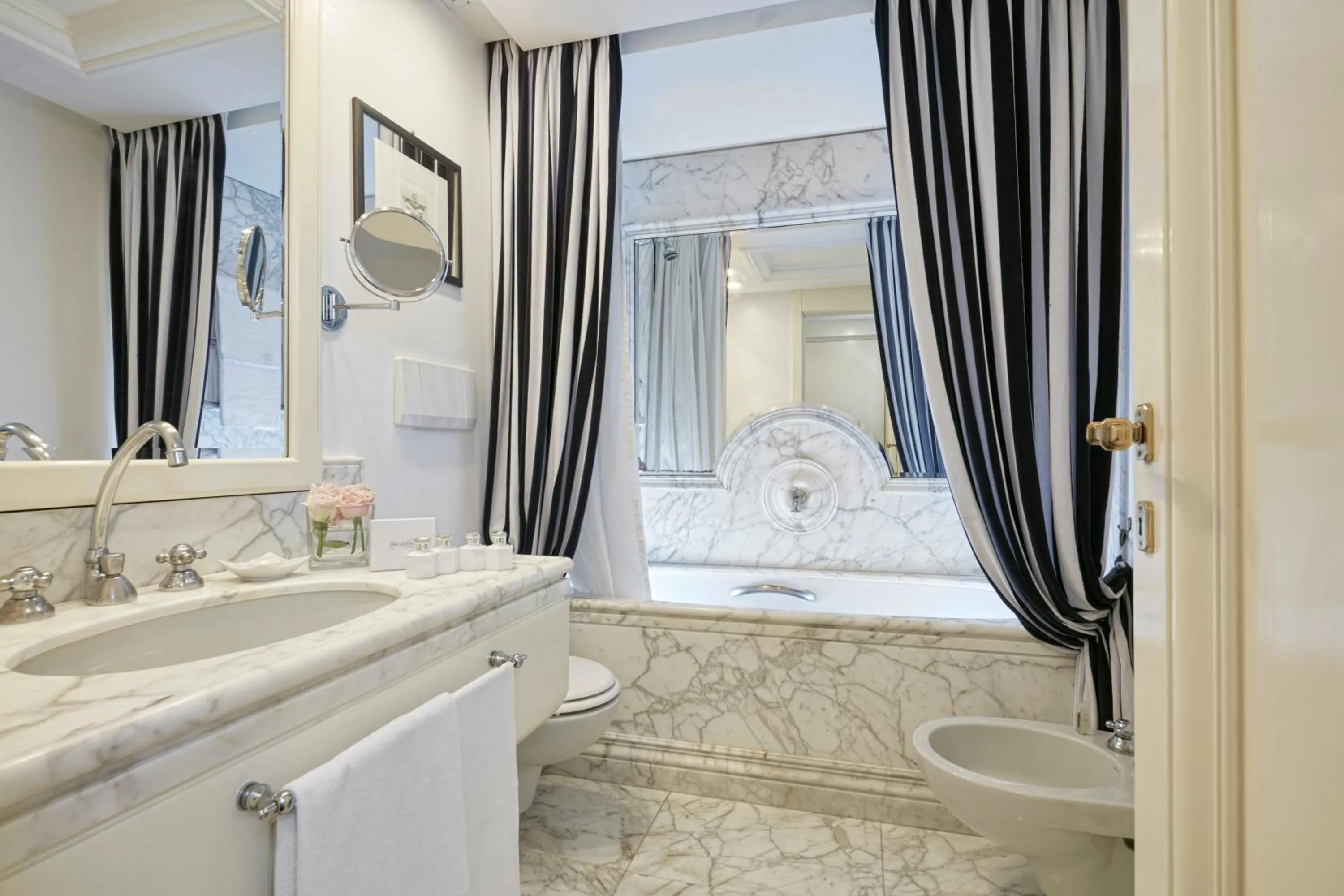 Bathroom, Bed in Hotel Lord Byron - Small Luxury Hotels of the World