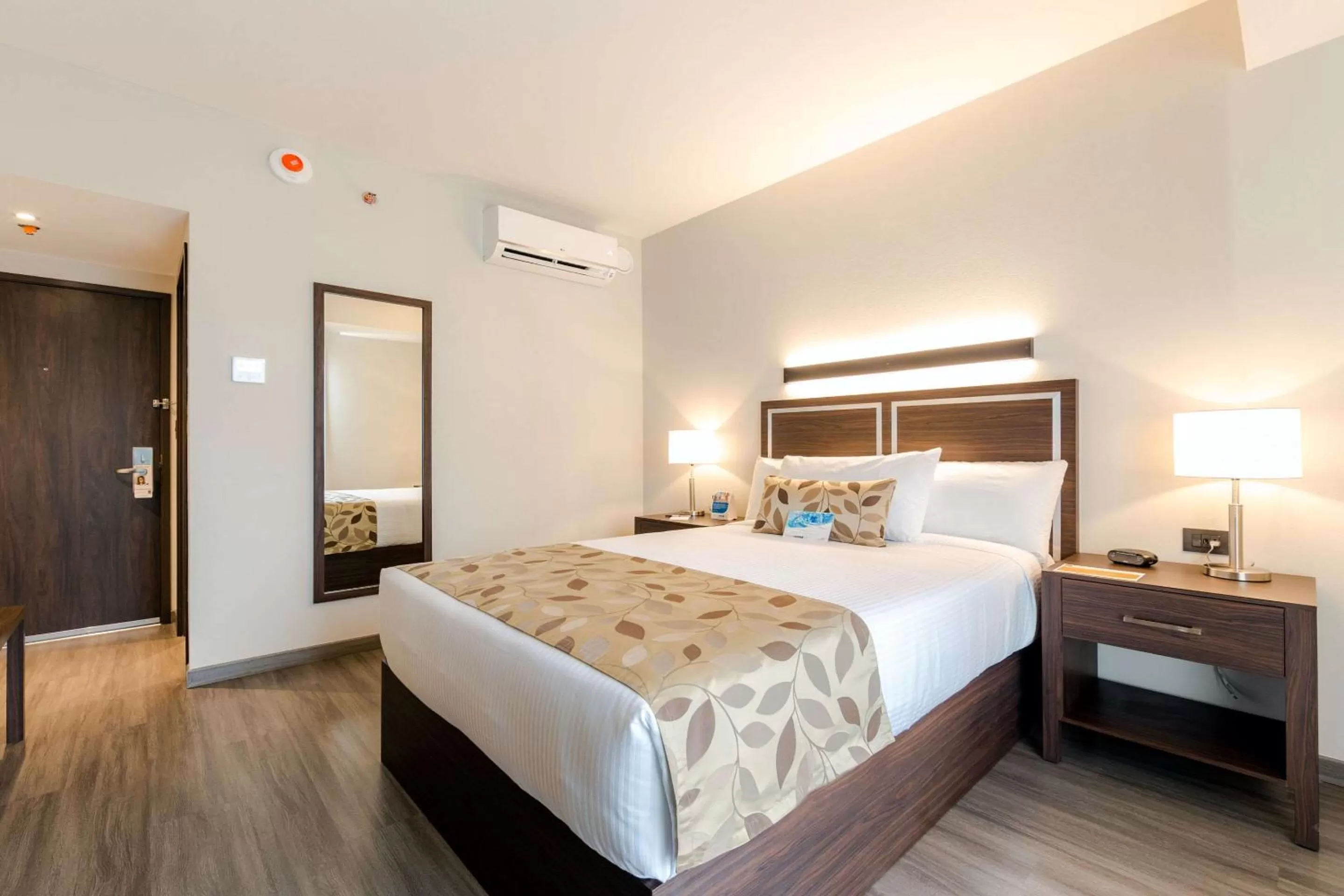 Photo of the whole room, Bed in Sleep Inn Guadalajara Galerias