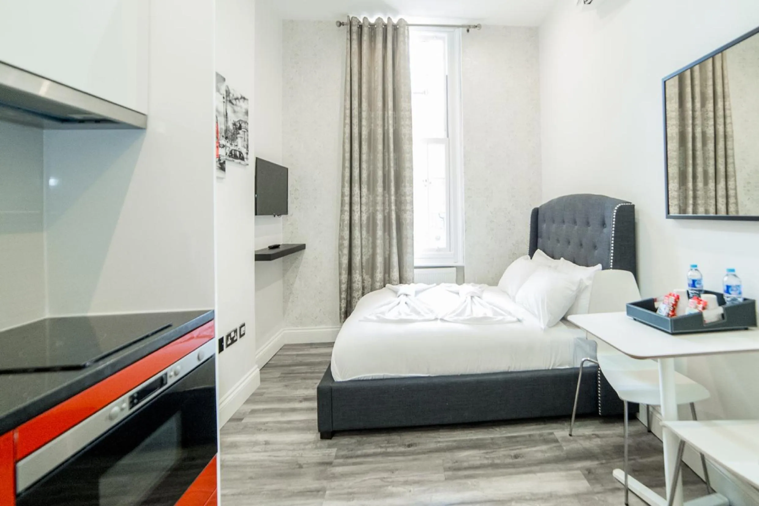 Kitchen or kitchenette, Bed in Imperial Court Suites