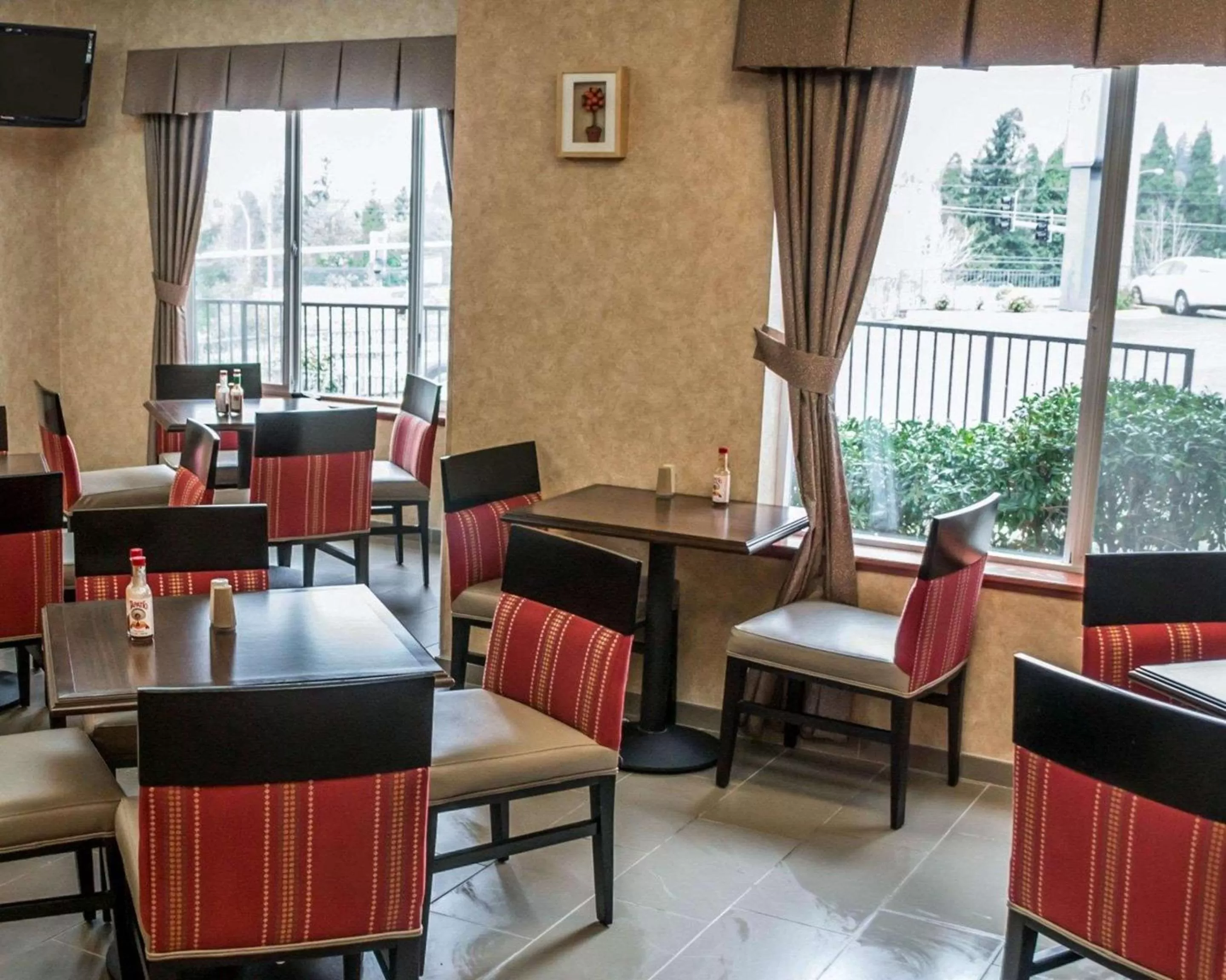 Restaurant/places to eat in Comfort Suites Portland Southwest