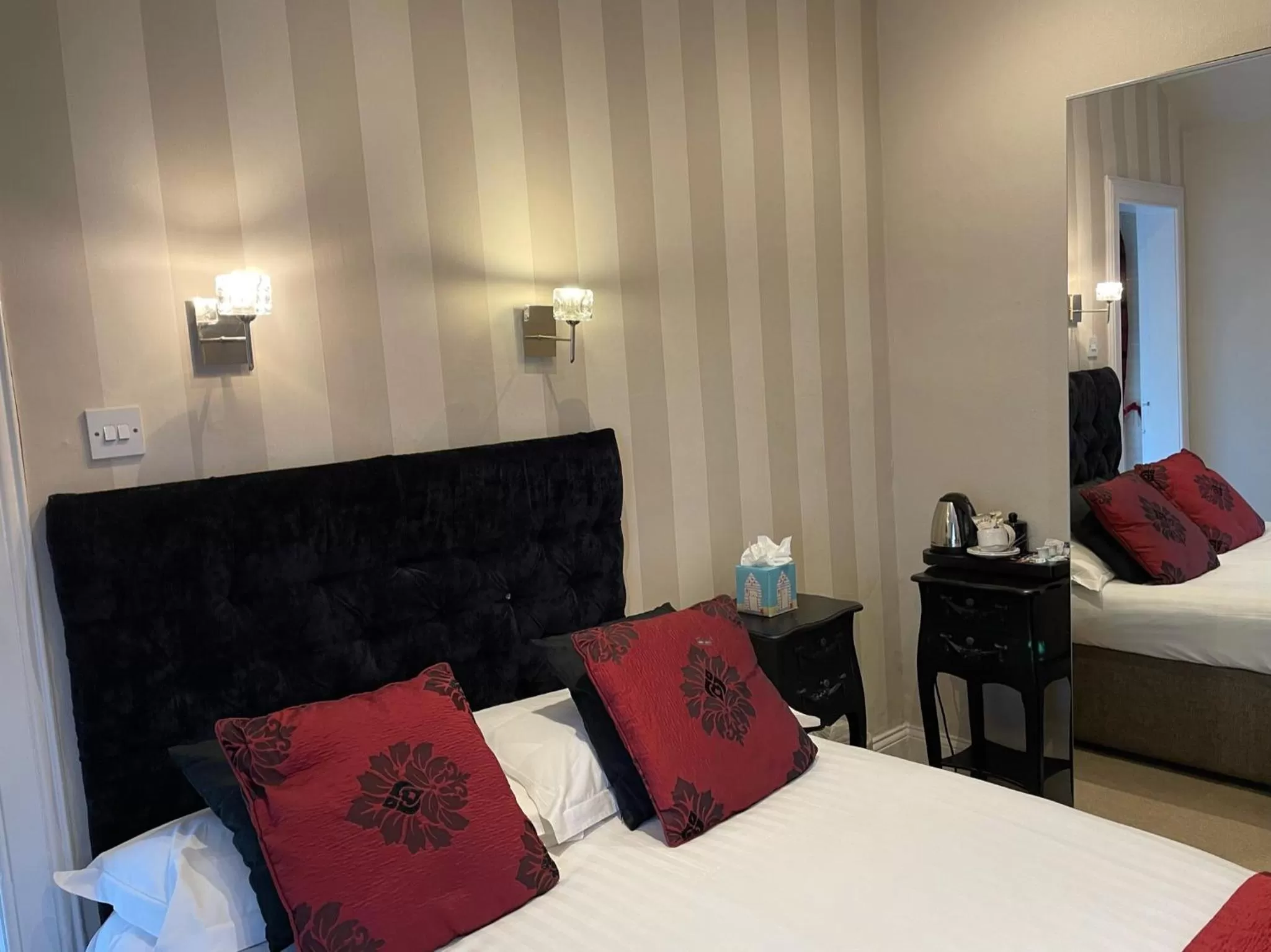 Bed in The Original Rosslyn Inn