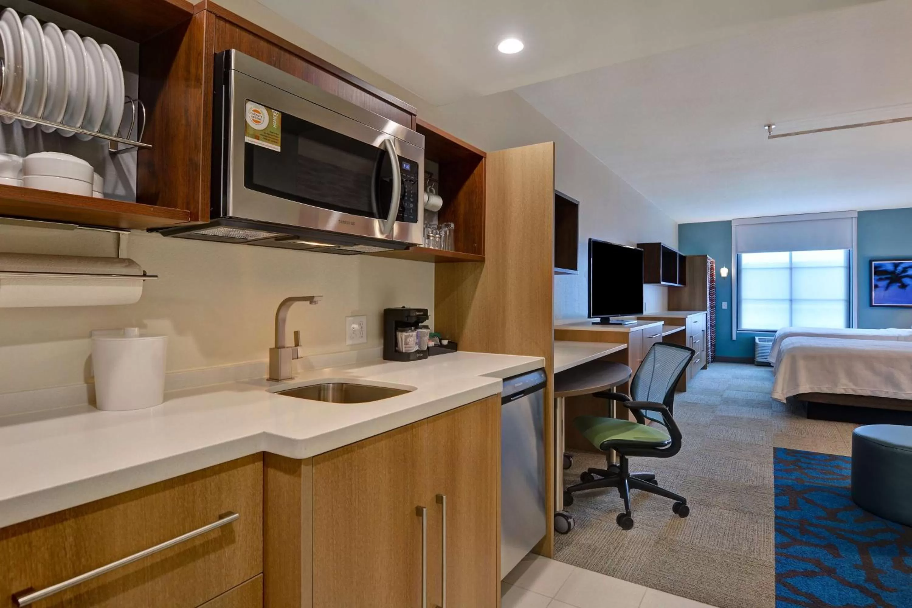 Kitchen or kitchenette in Home2 Suites By Hilton Orlando Flamingo Crossings, FL