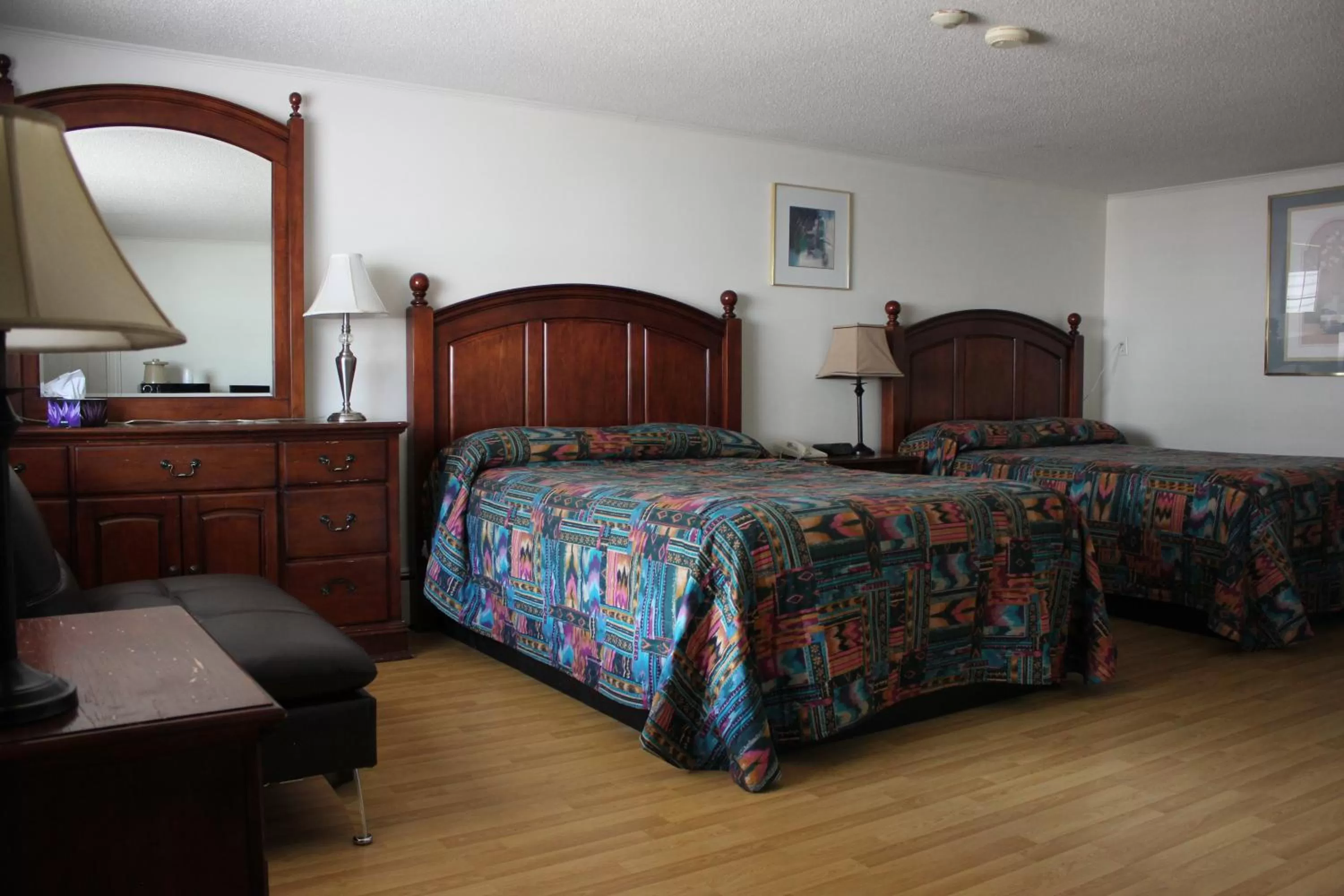 Bed in Stonehouse Motel and Restaurant