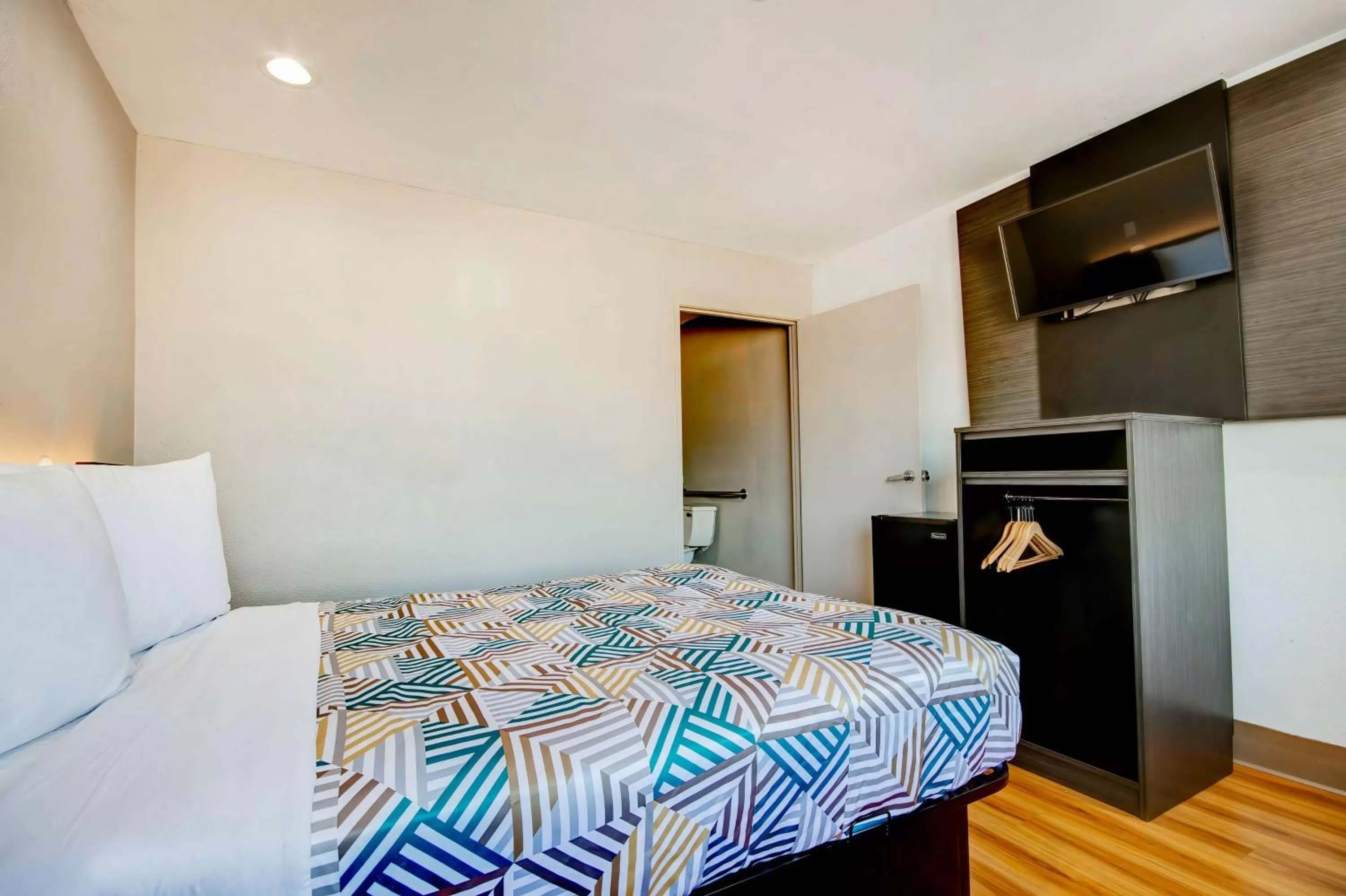 Bedroom, Bed in Motel 6-Port Allen, LA - Baton Rouge