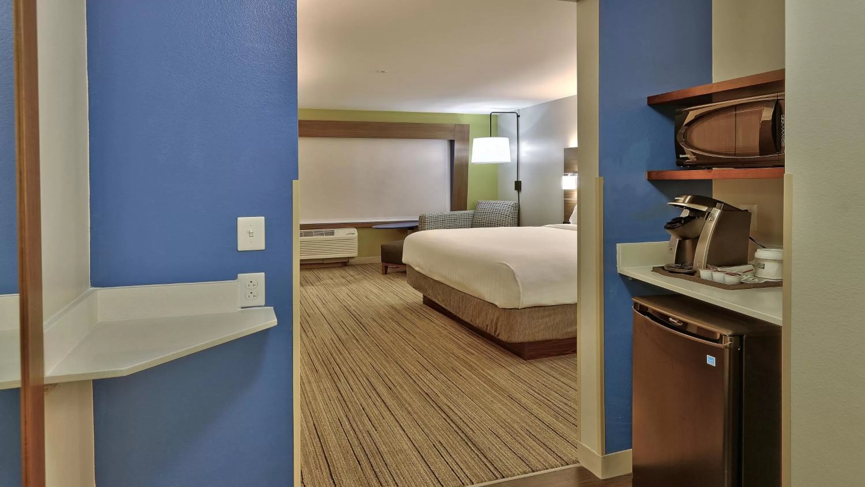 Photo of the whole room, Bed in Holiday Inn Express & Suites Broomfield by IHG