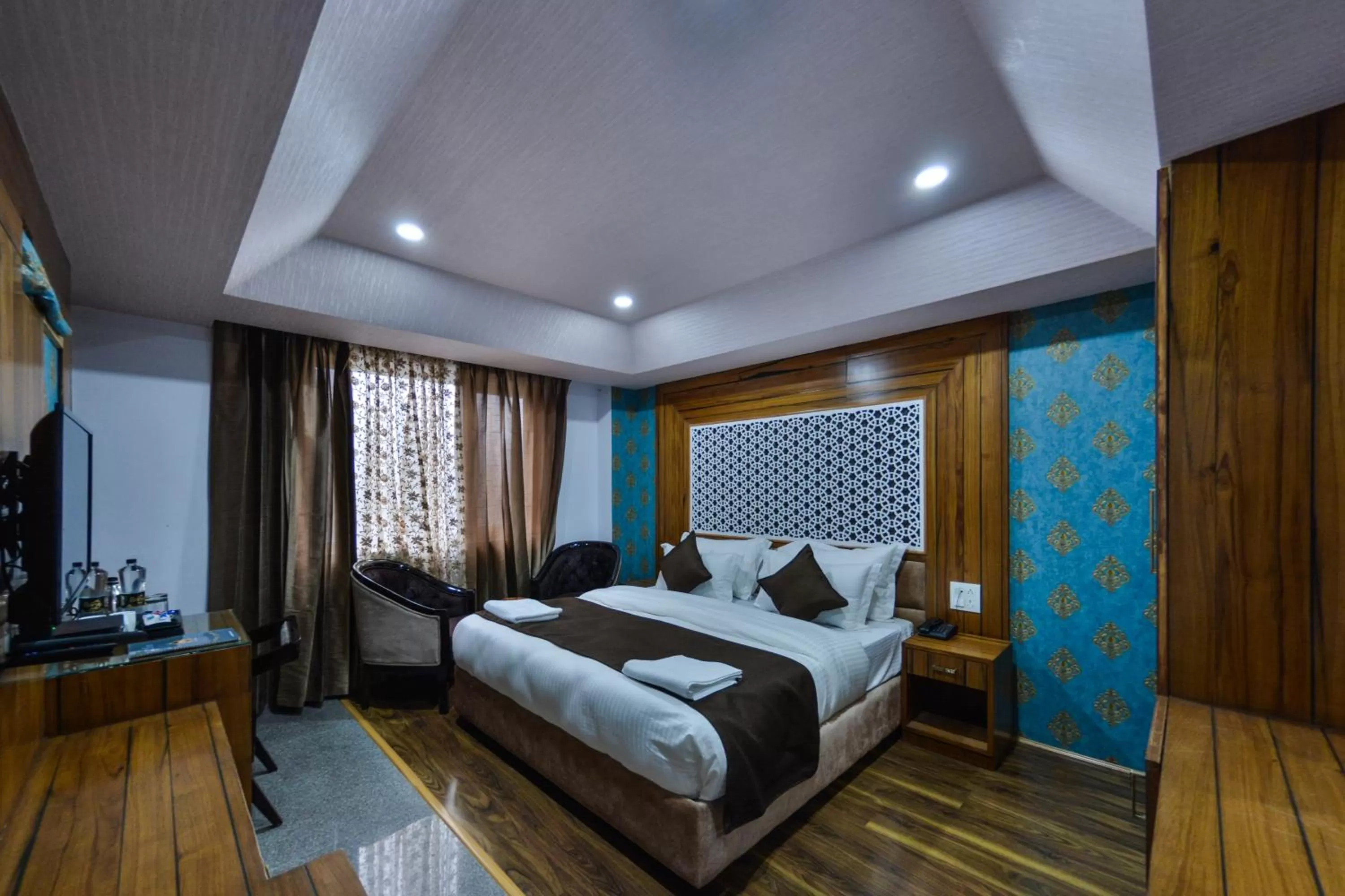 Mountain view, Bed in Hotel The Montreal