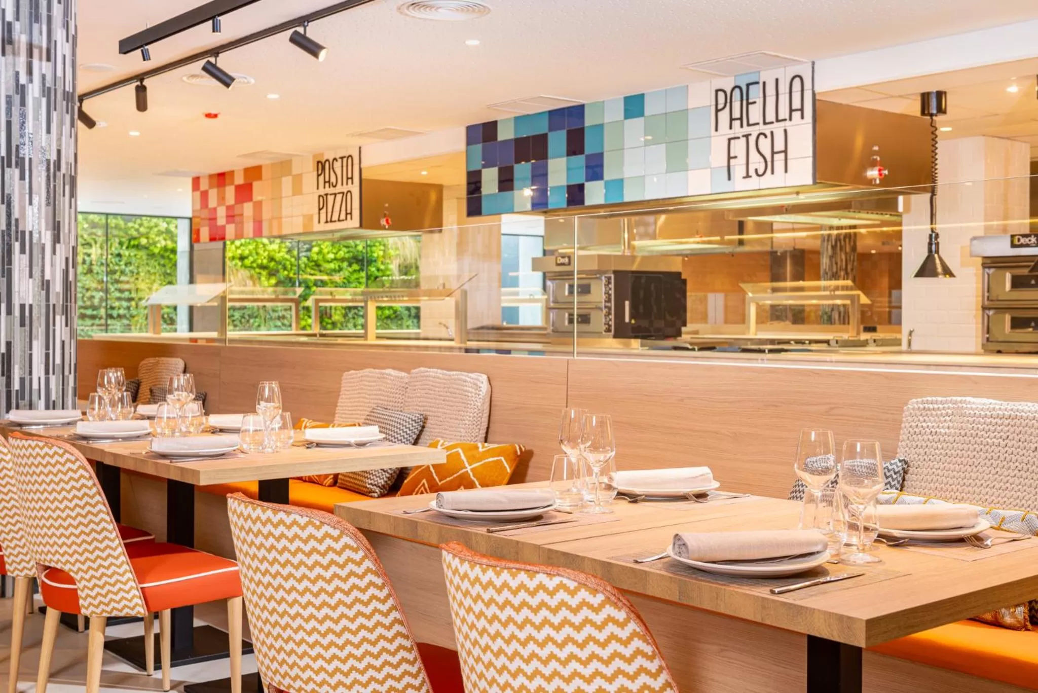 Restaurant/places to eat in L'Azure Hotel 4* Sup