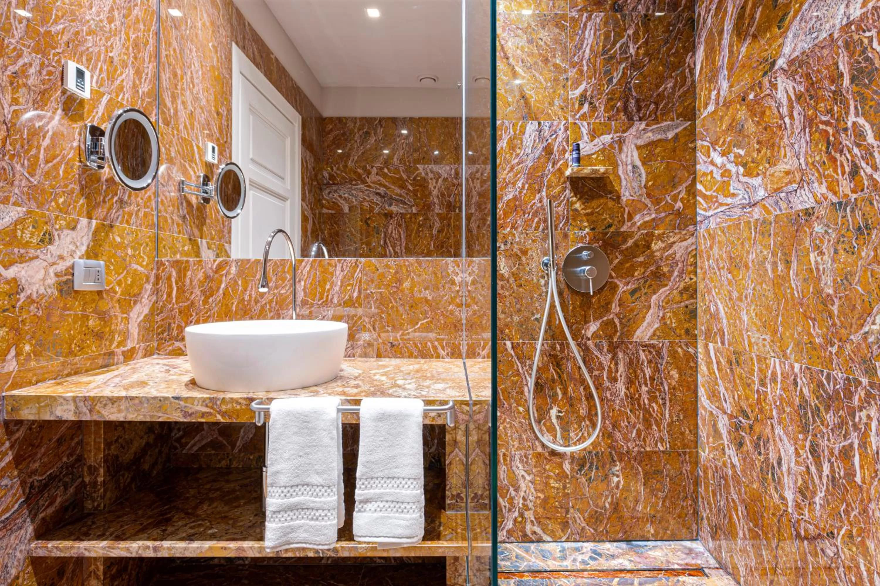 Bathroom in Galleria Vik Milano - Townhouse Galleria - Small Luxury Hotels of the World