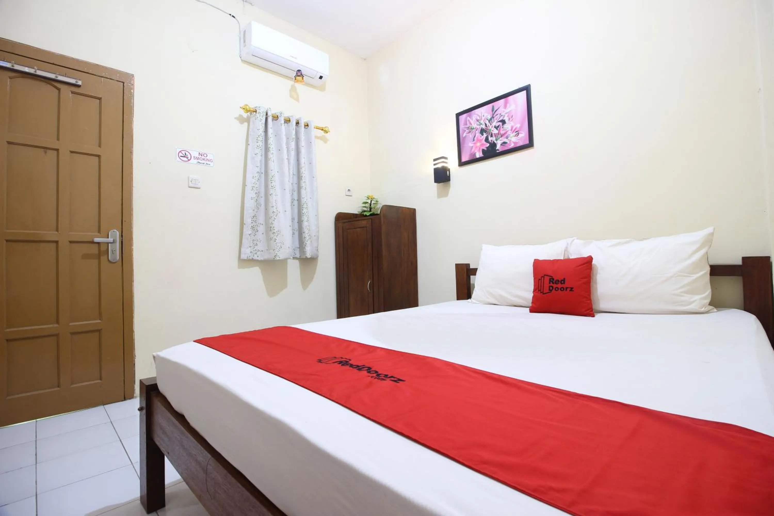 Bedroom, Bed in RedDoorz @ Jalan Parangtritis