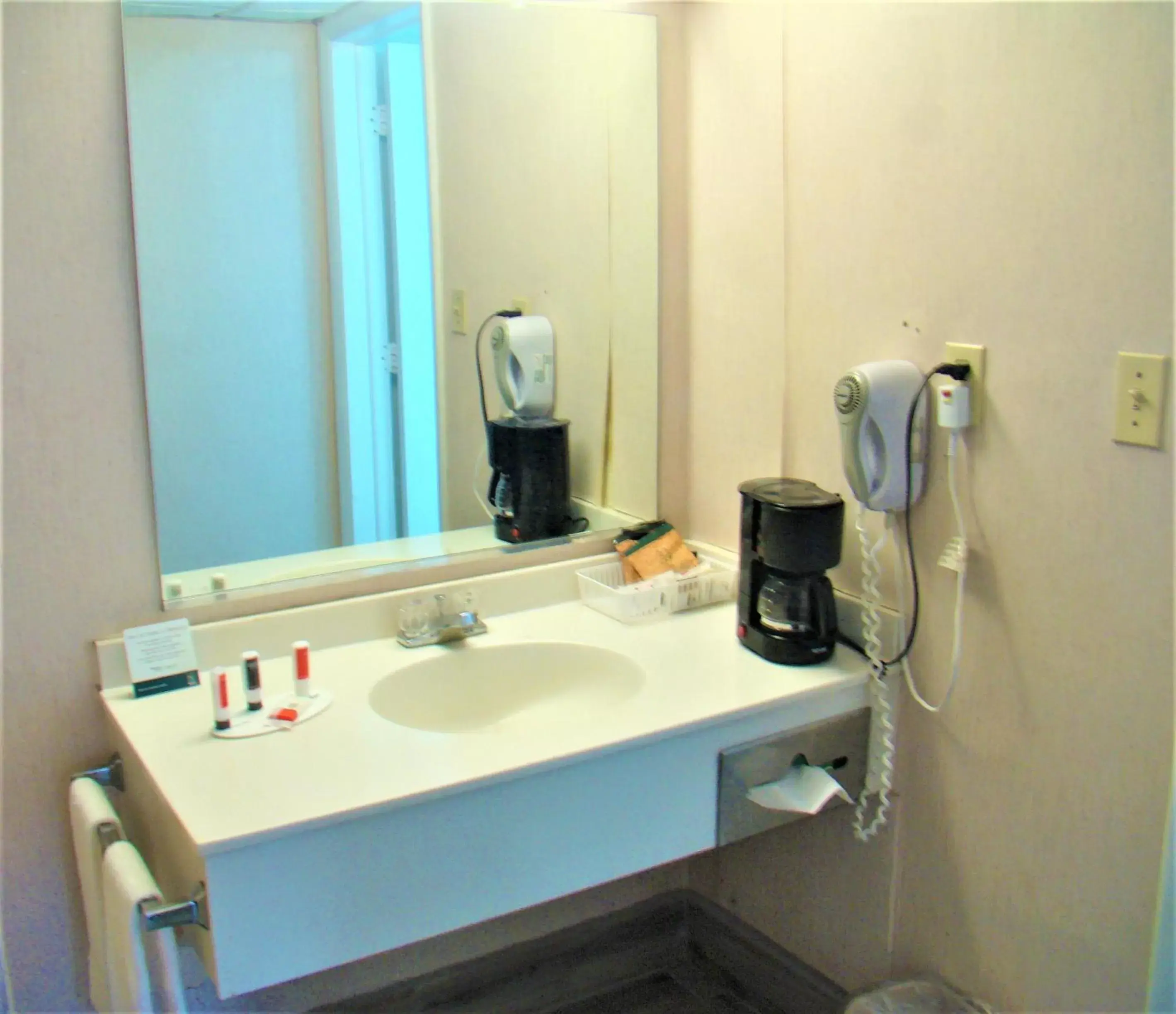 One-Bedroom King Suite - Non-Smoking in Baymont by Wyndham Front Royal Near Shenandoah National Park One-Bedroom King Suite - Non-Smoking in Baymont by Wyndham Front Royal Near Shenandoah National Park