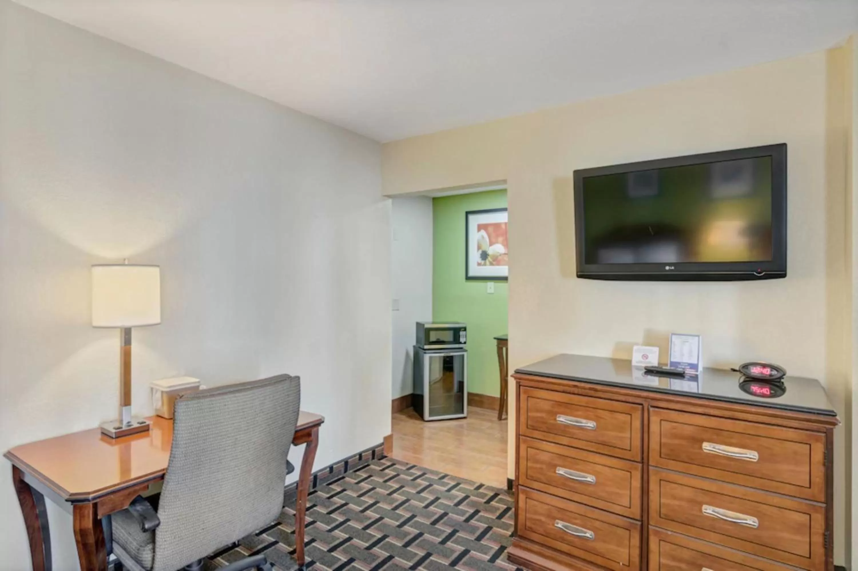 TV and multimedia in Savannah Garden Hotel