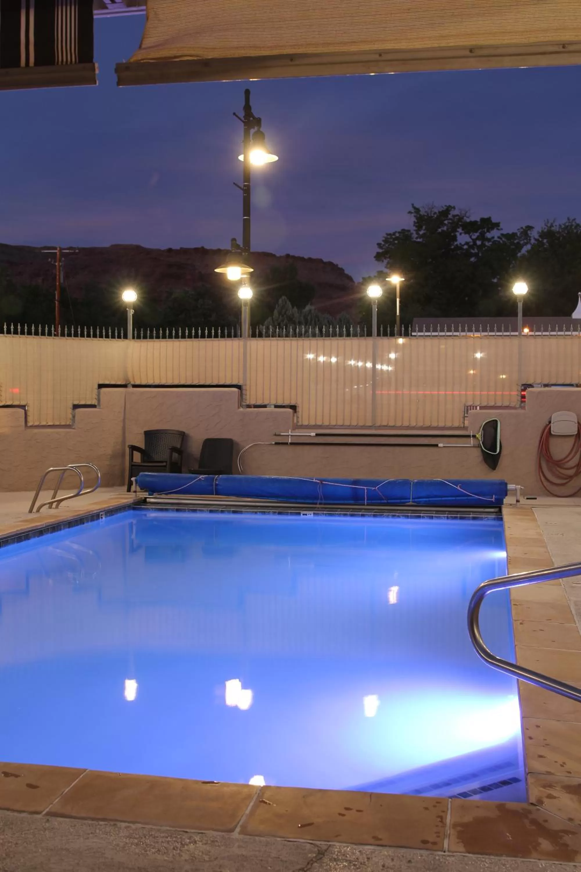 Swimming pool in Bowen Motel