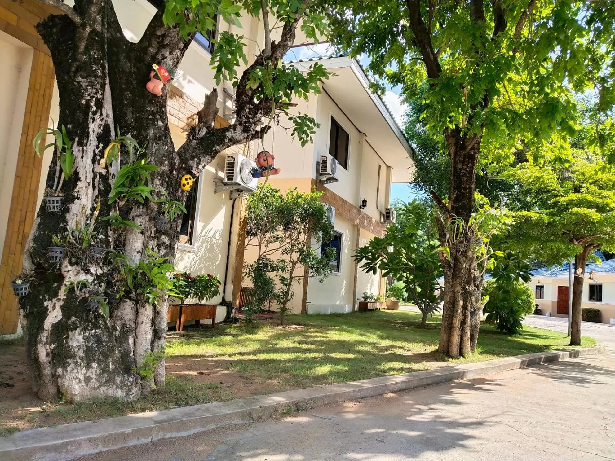 Garden in โรงแรมฟ้าพราวฝน Fah Proud Fon Hotel