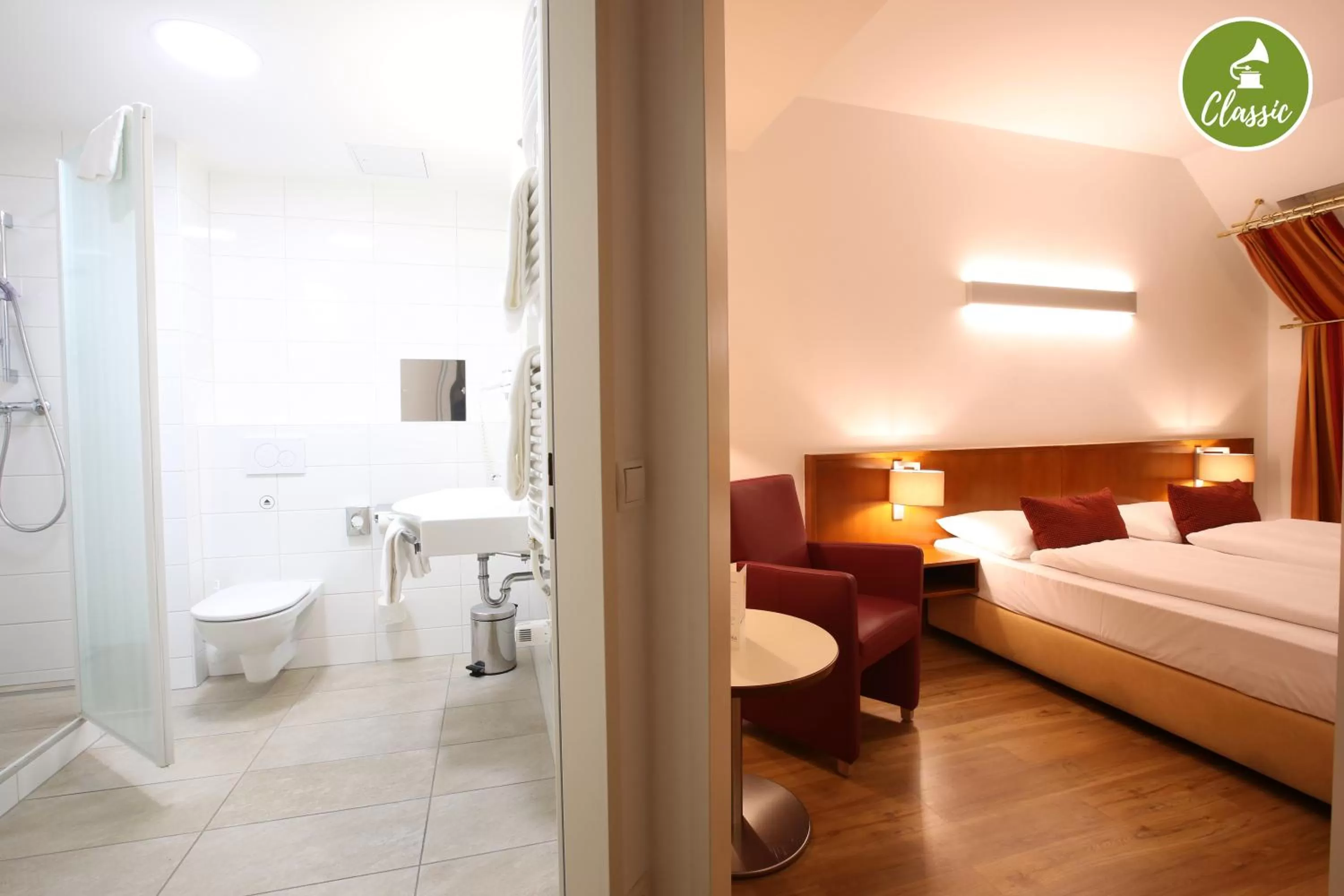 Bathroom, Bed in arte Hotel Wien Stadthalle