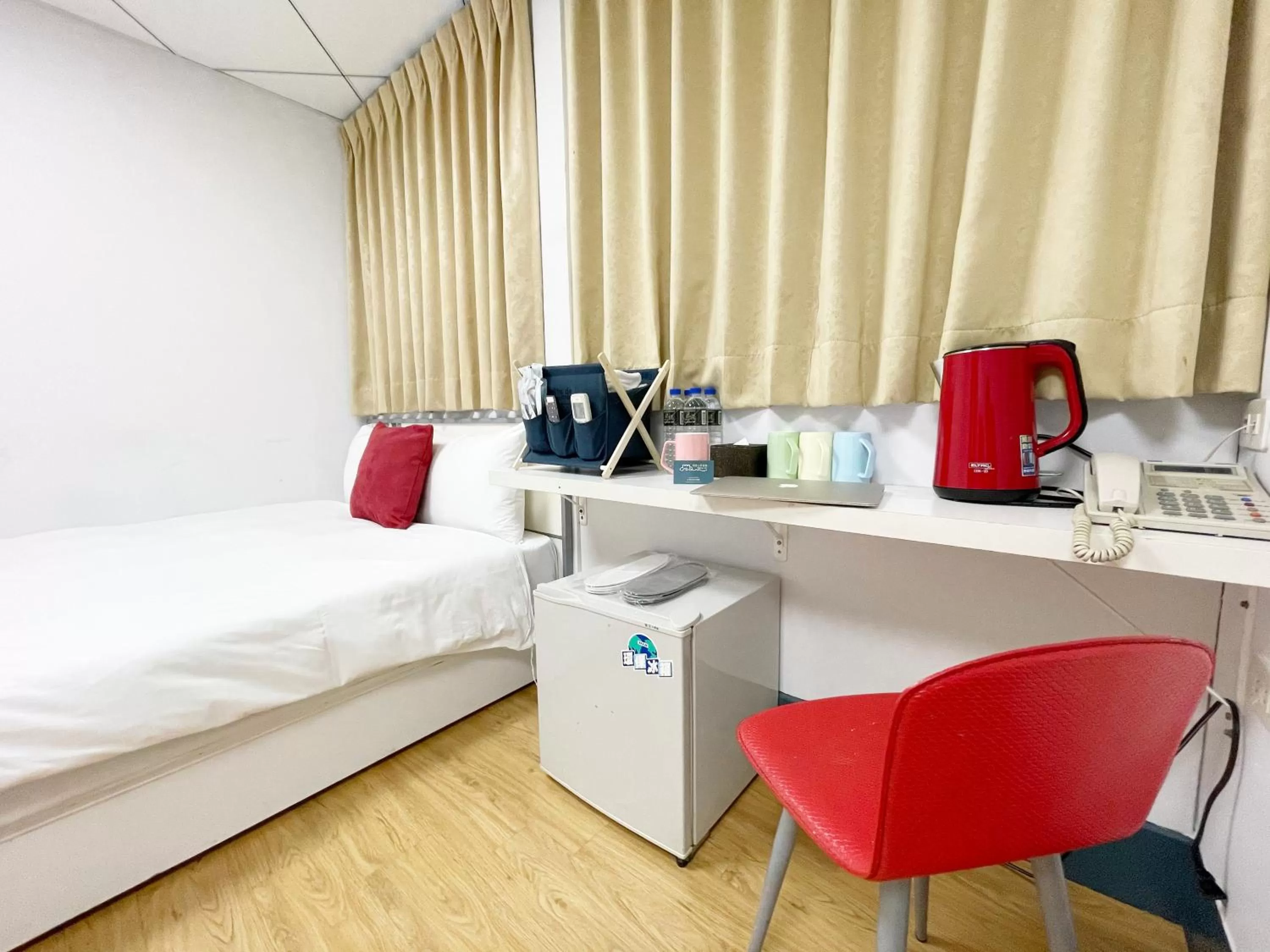 Bedroom, Bed in Sharon Inn