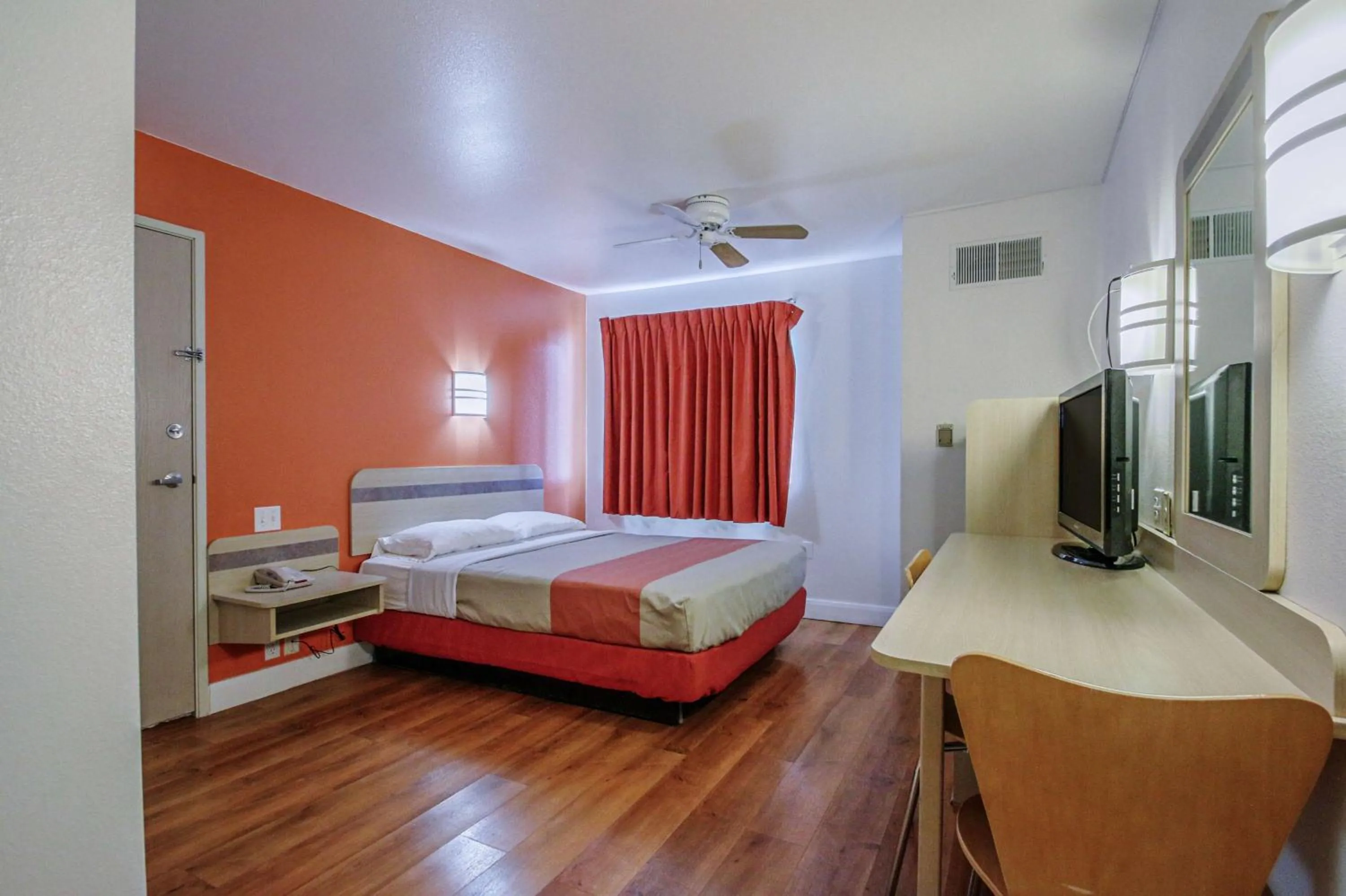 Photo of the whole room, Bed in Motel 6-Nephi, UT