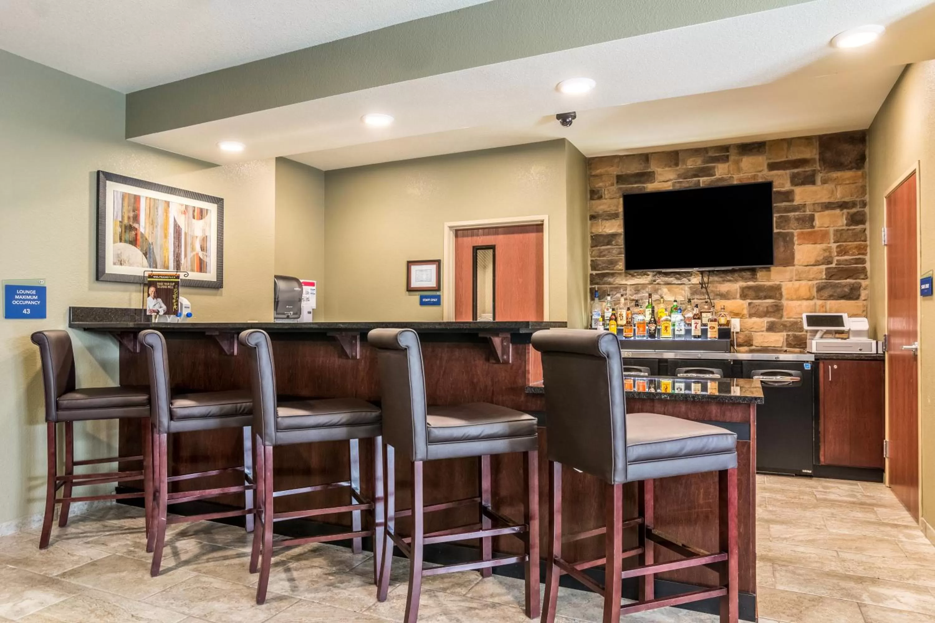 Communal lounge/ TV room in Cobblestone Hotel & Suites - Torrington