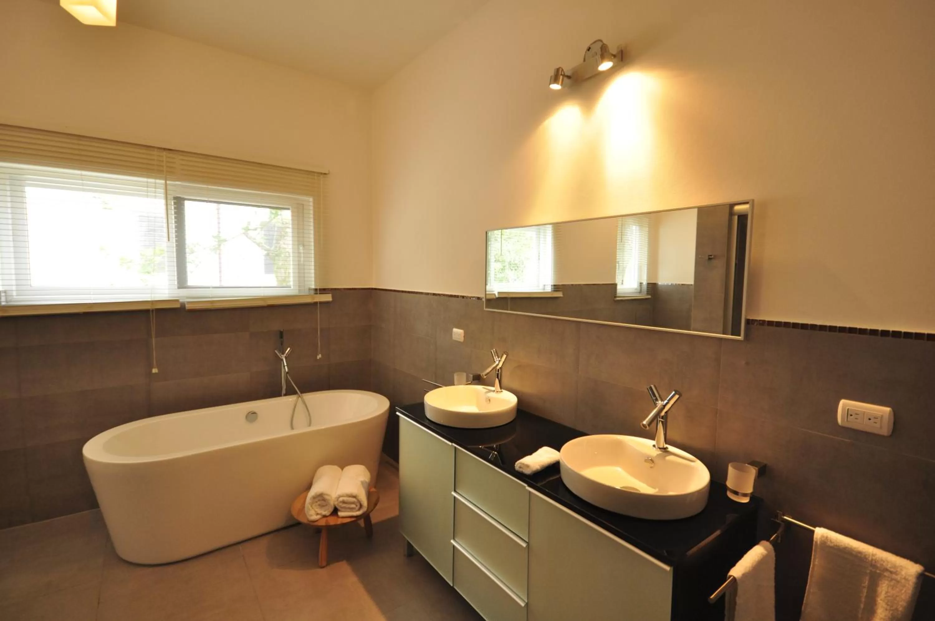 Hot Tub in Instyle Residences at Infiniti Blu