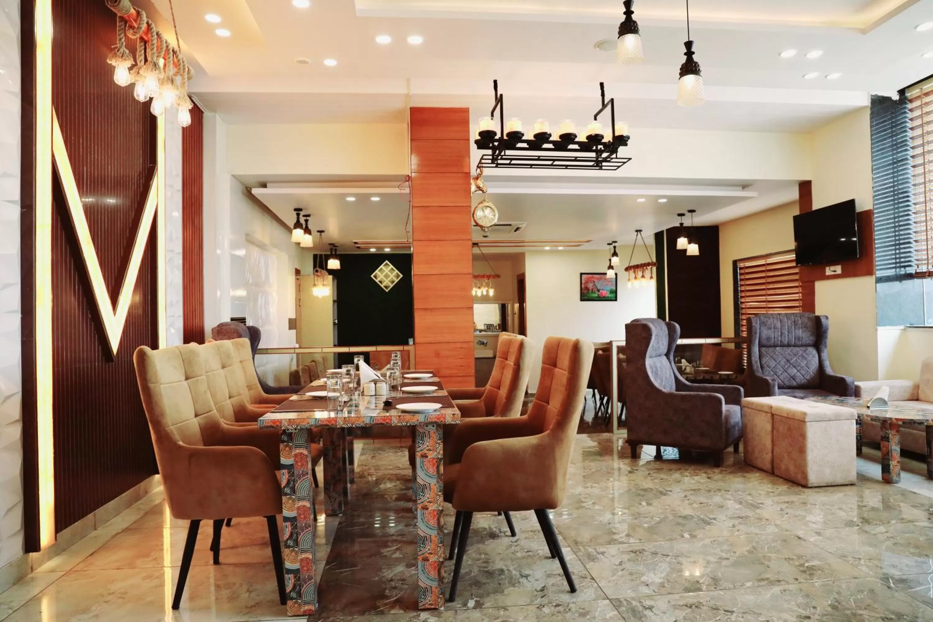 Restaurant/places to eat in Hotel Vasdaa Grand