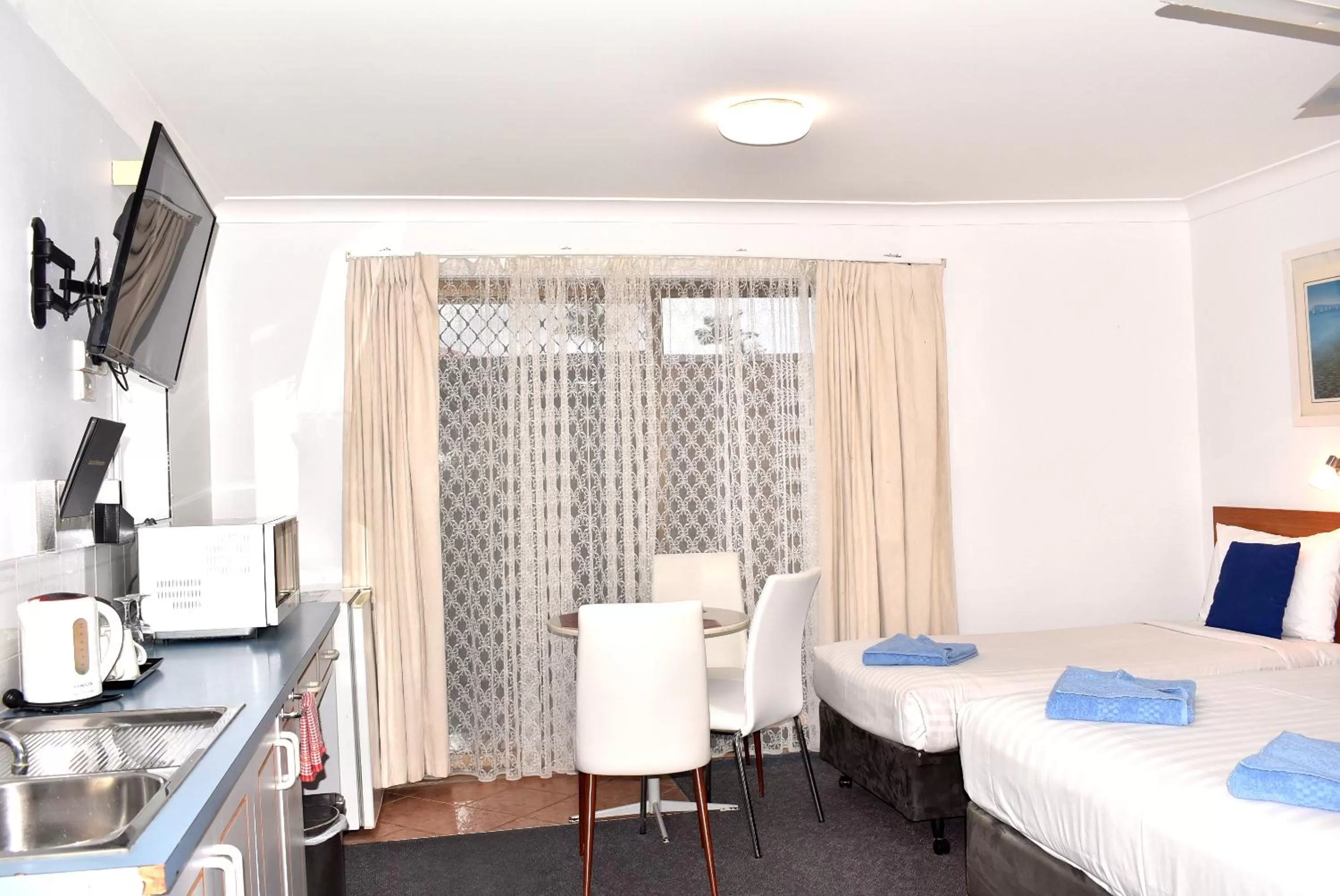 Bed in Port O'Call Motel