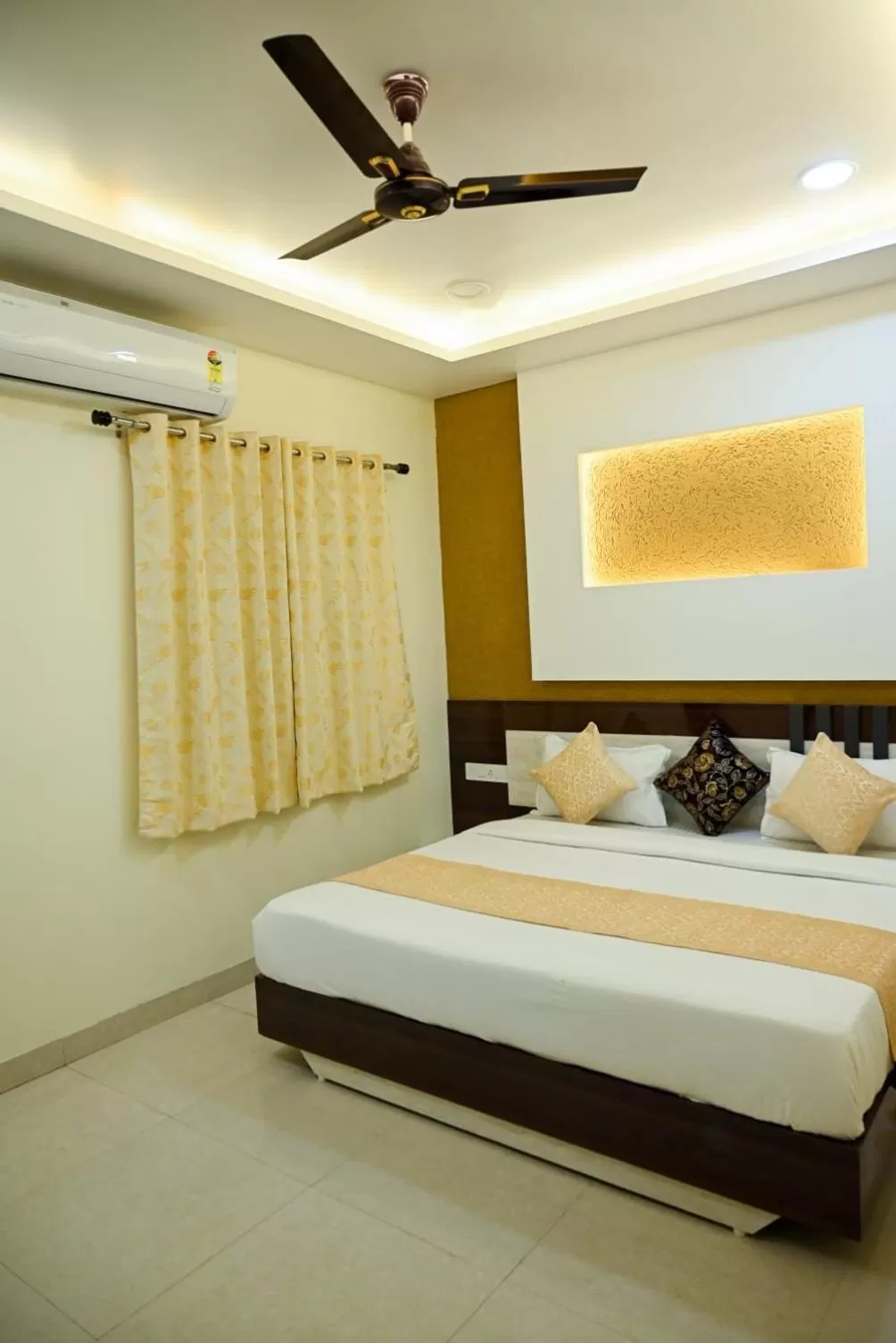 Breakfast, Bed in Hotel Golden Bliss