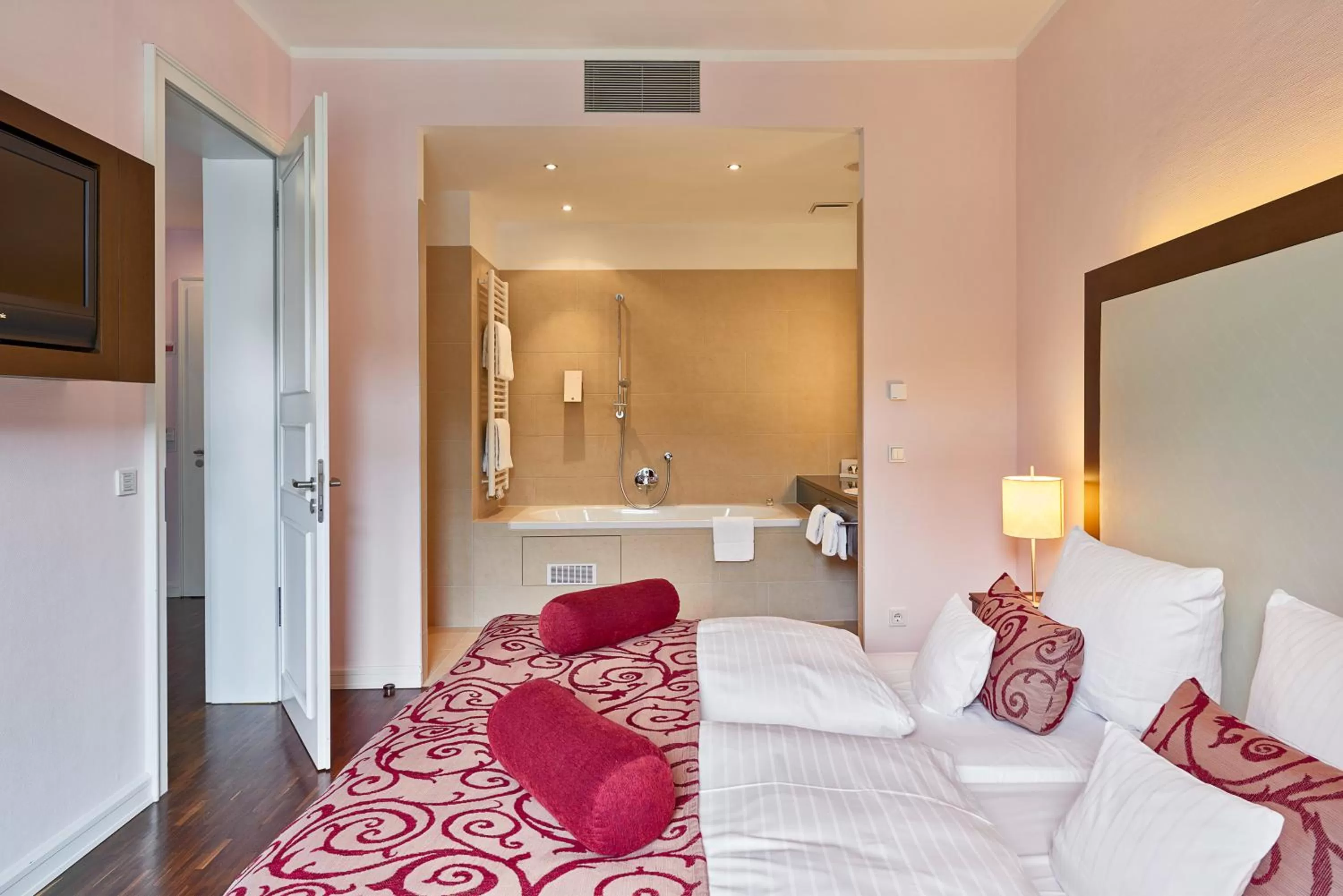 Bathroom, Bed in Hotel Elbresidenz an der Therme