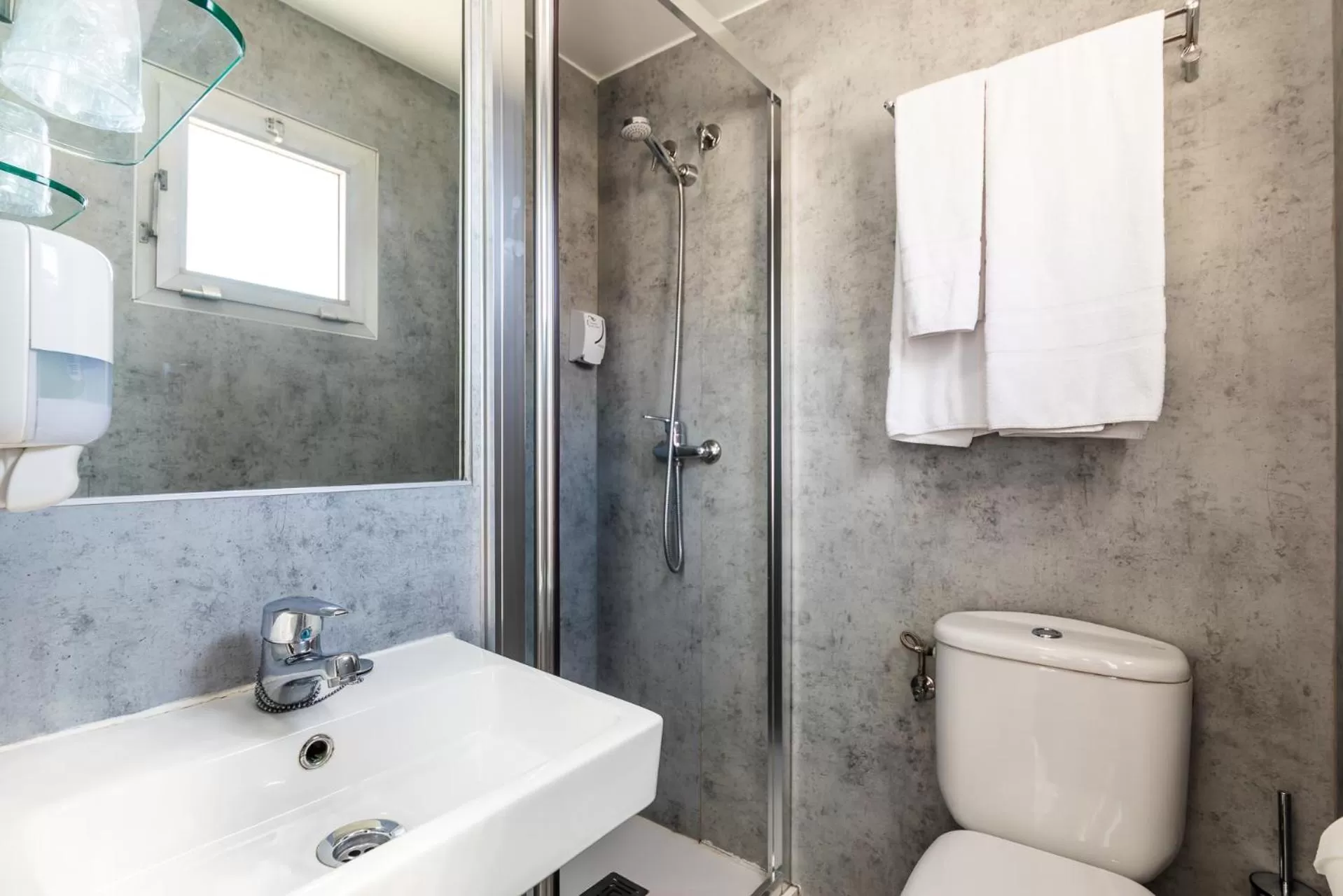 Shower in Sweet Hotel Continental