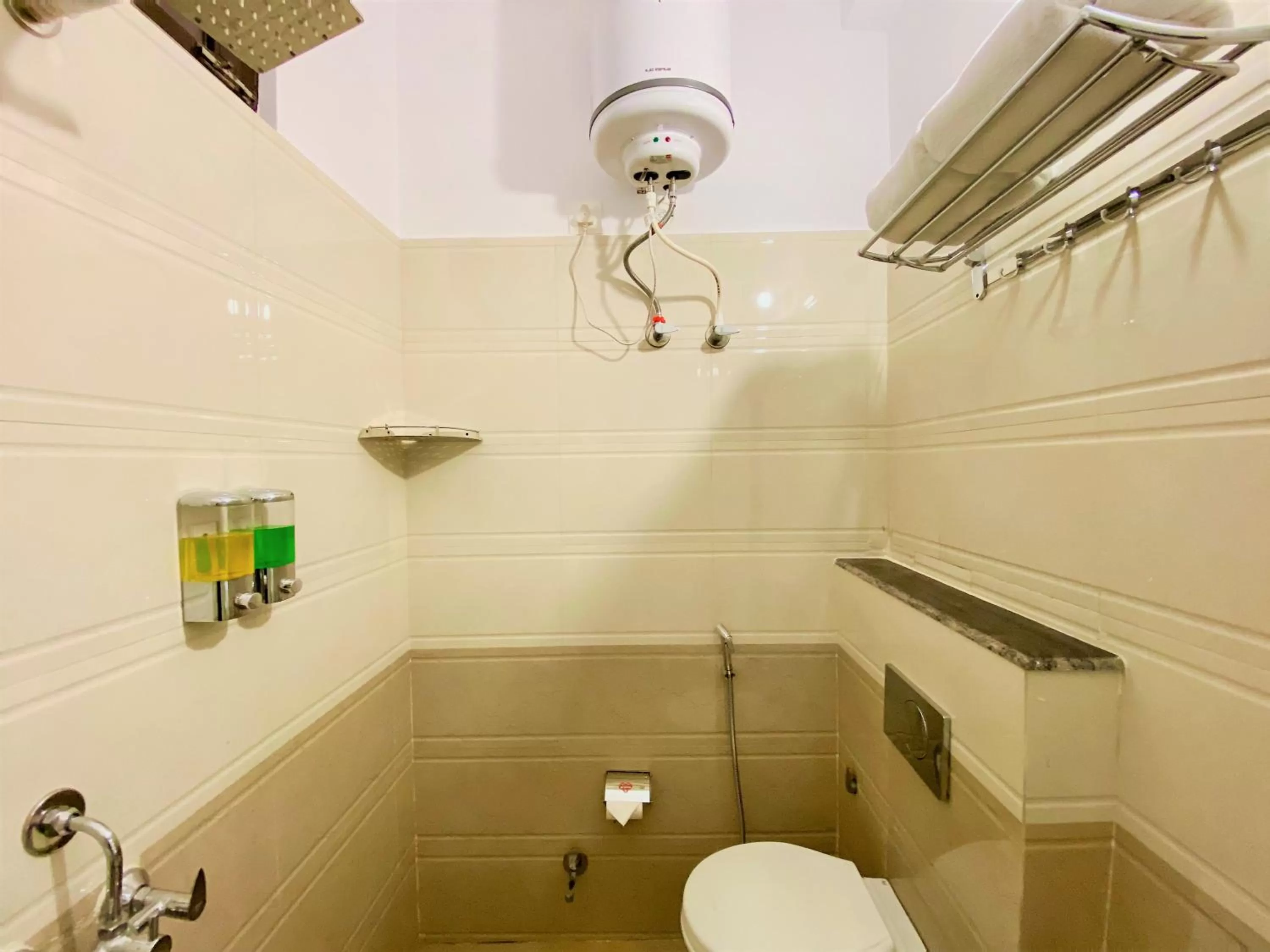 Bathroom in Tapovan New Residency - 5 minutes walk to Laxman jhula