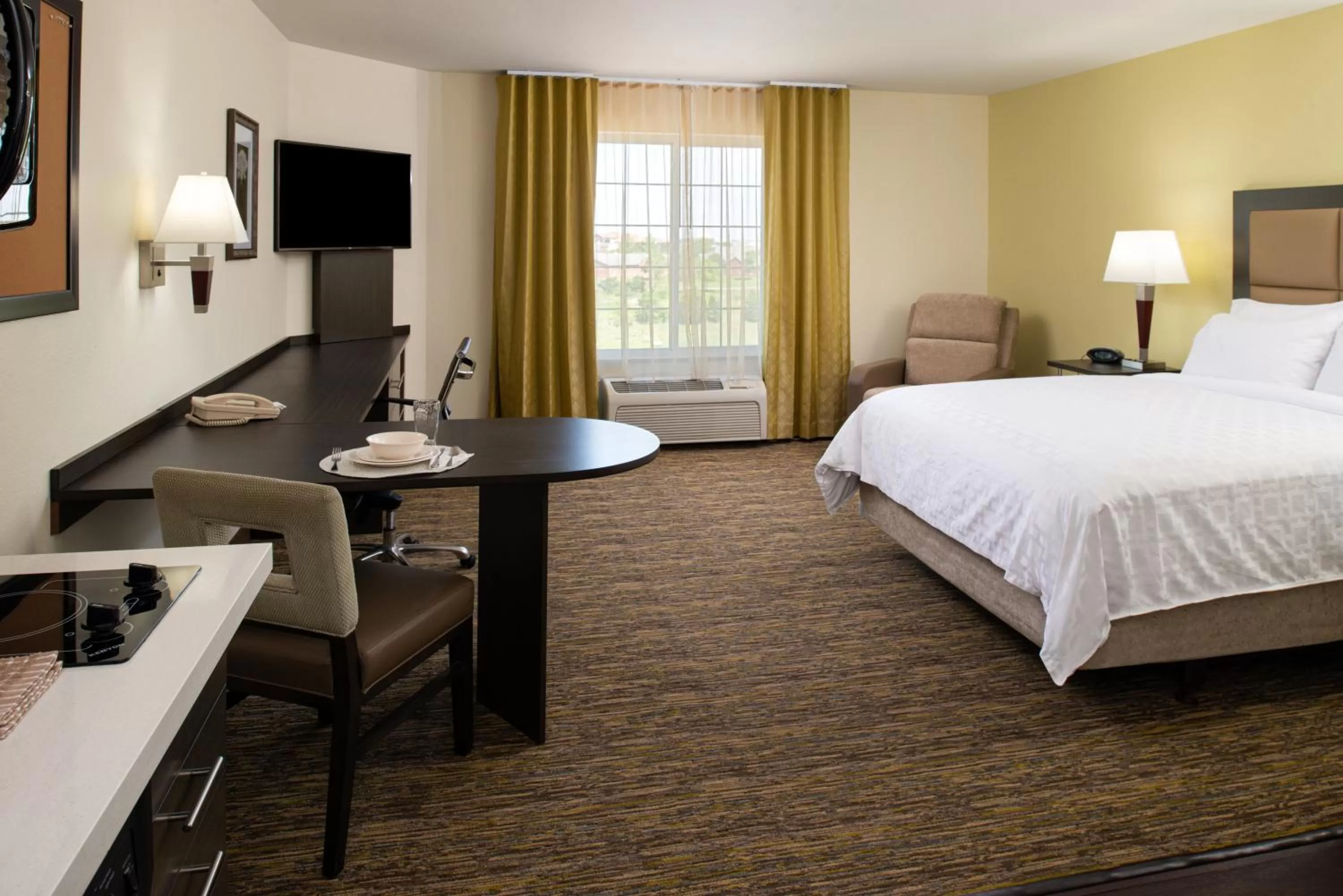 Photo of the whole room, Bed in Candlewood Suites Olathe by IHG