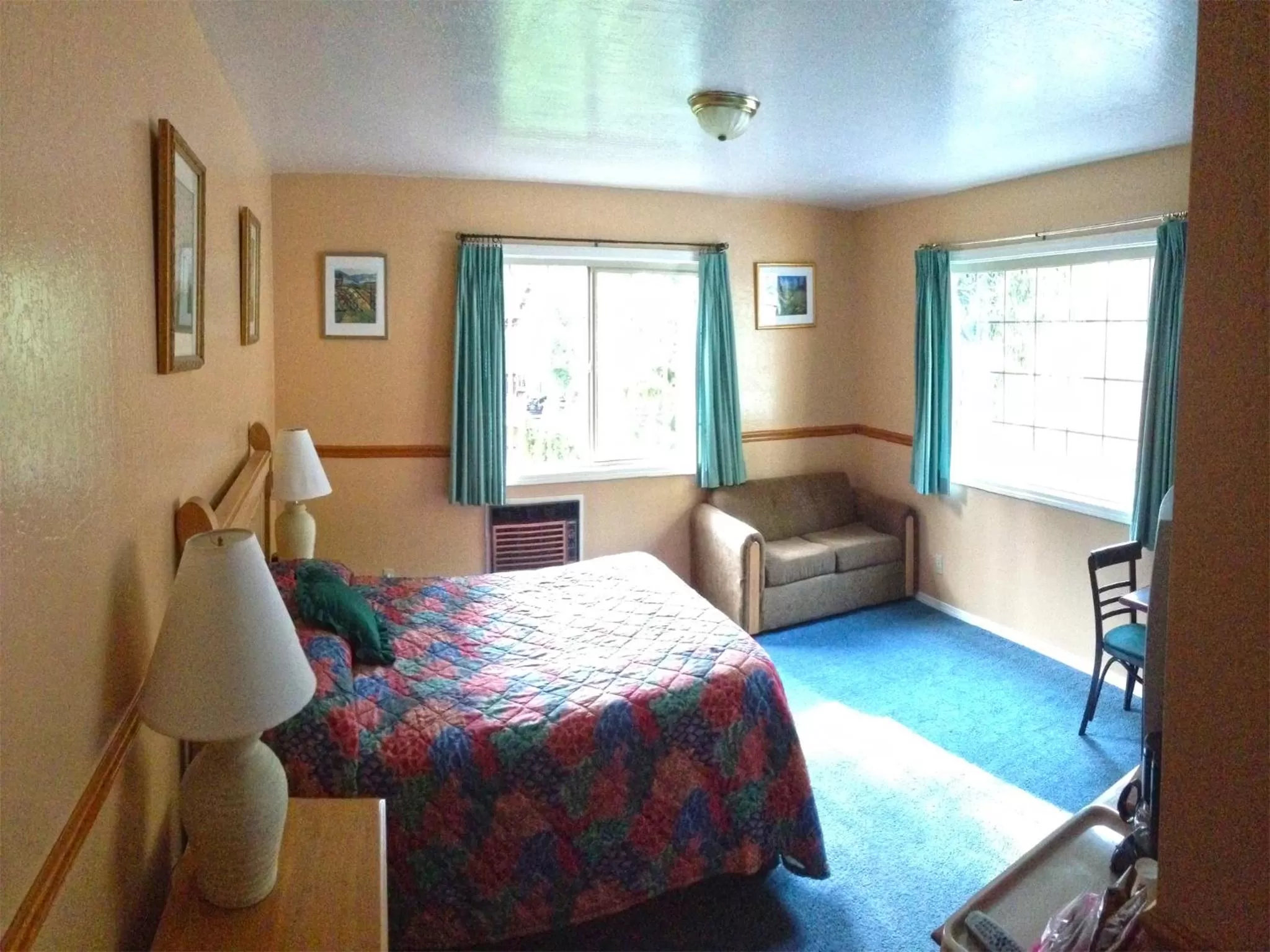 Day, Bed in Strawberry Inn